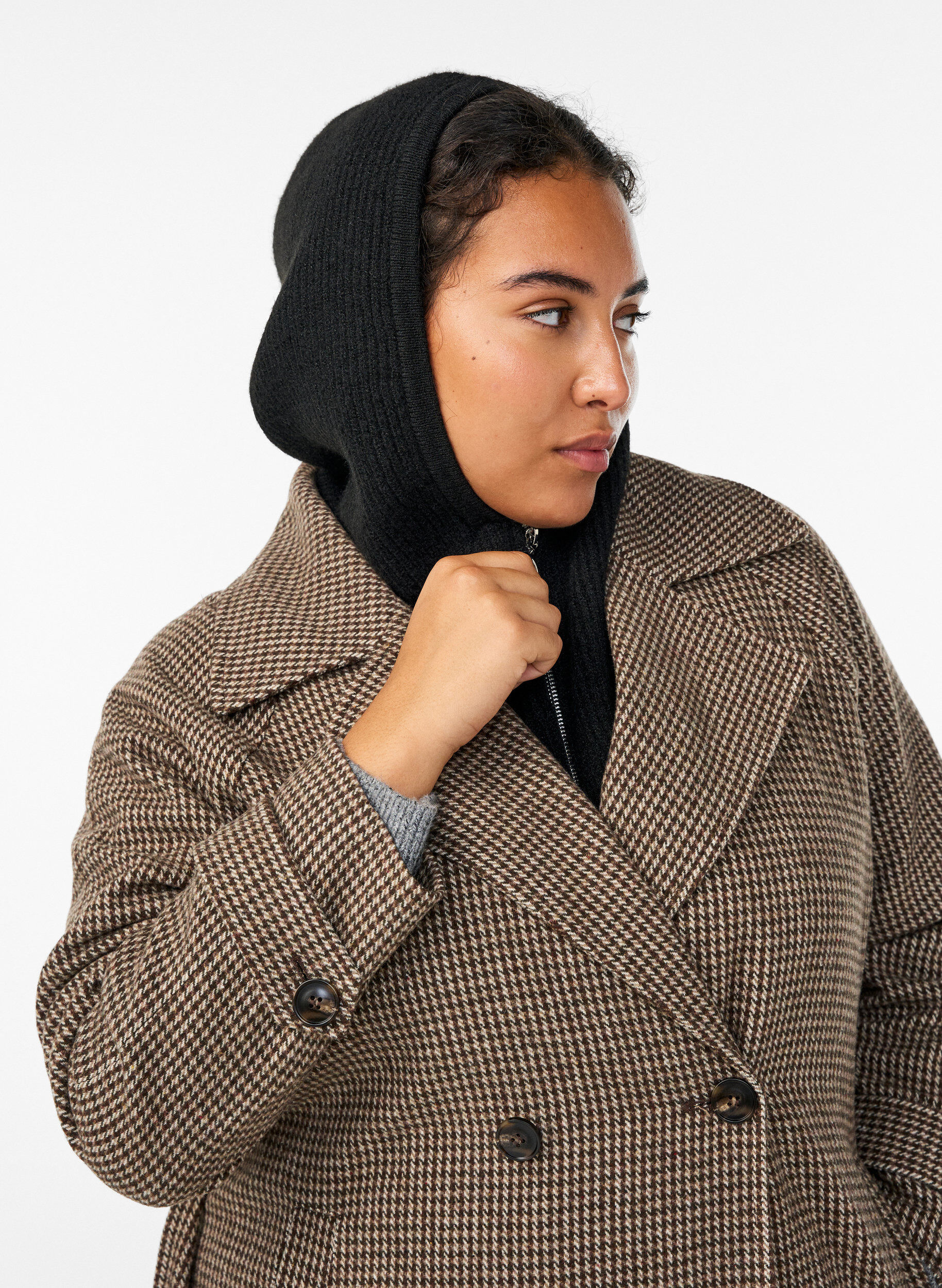 Zizzi Balaclava aus Rippstrick mit Rei&szlig;verschluss, Schwarz, Model image number 1