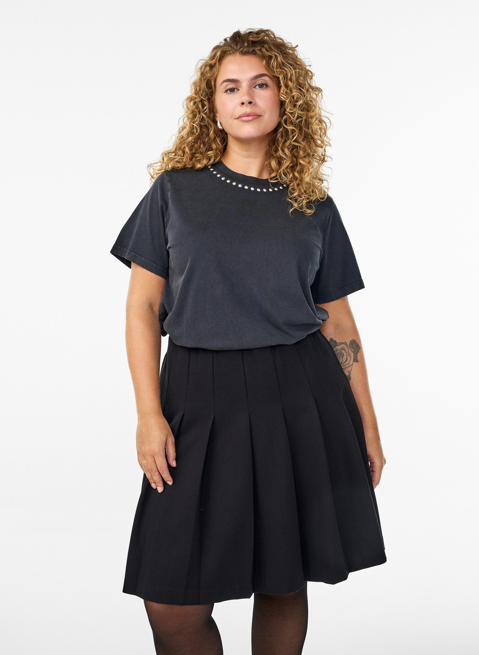 Kurzer Faltenrock mit elastischem Bund, Schwarz, Model