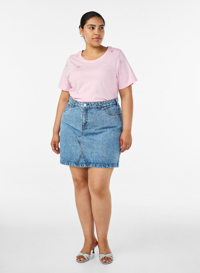 T-Shirt aus Bio-Baumwolle mit Herzen, Rot, Model image number 1