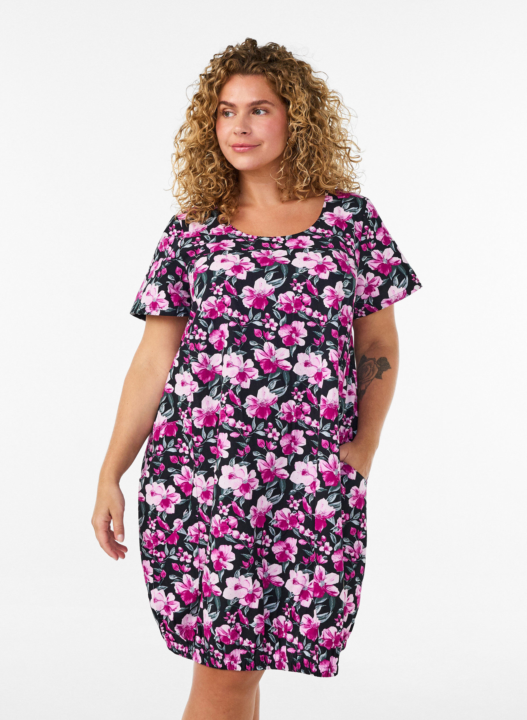 ZizziKurz&auml;rmliges Baumwollkleid mit Aufdruck, Schwarz, Model image number 0