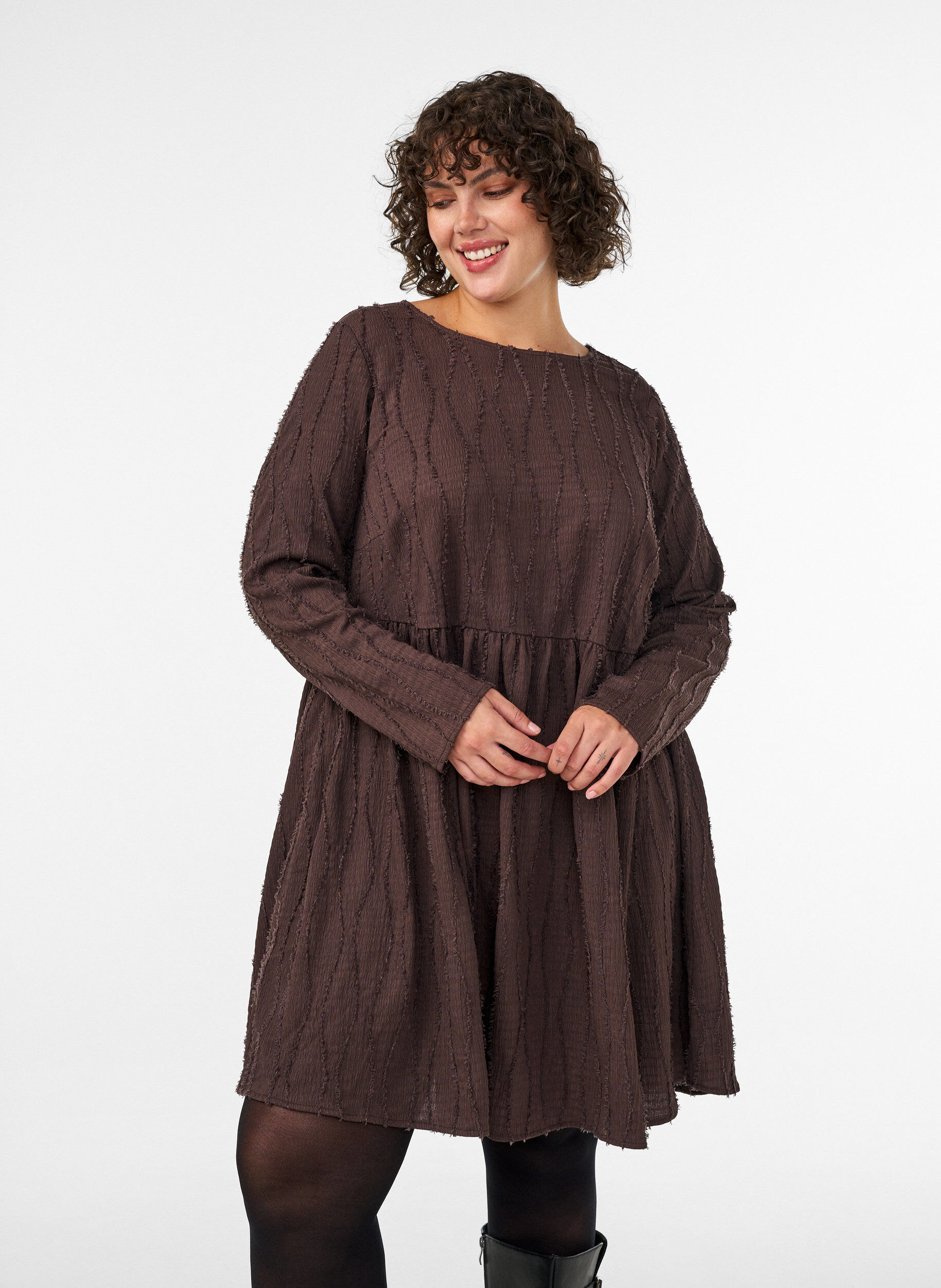 Kurzes Jerseykleid mit welligem Strukturmuster, Braun, Model