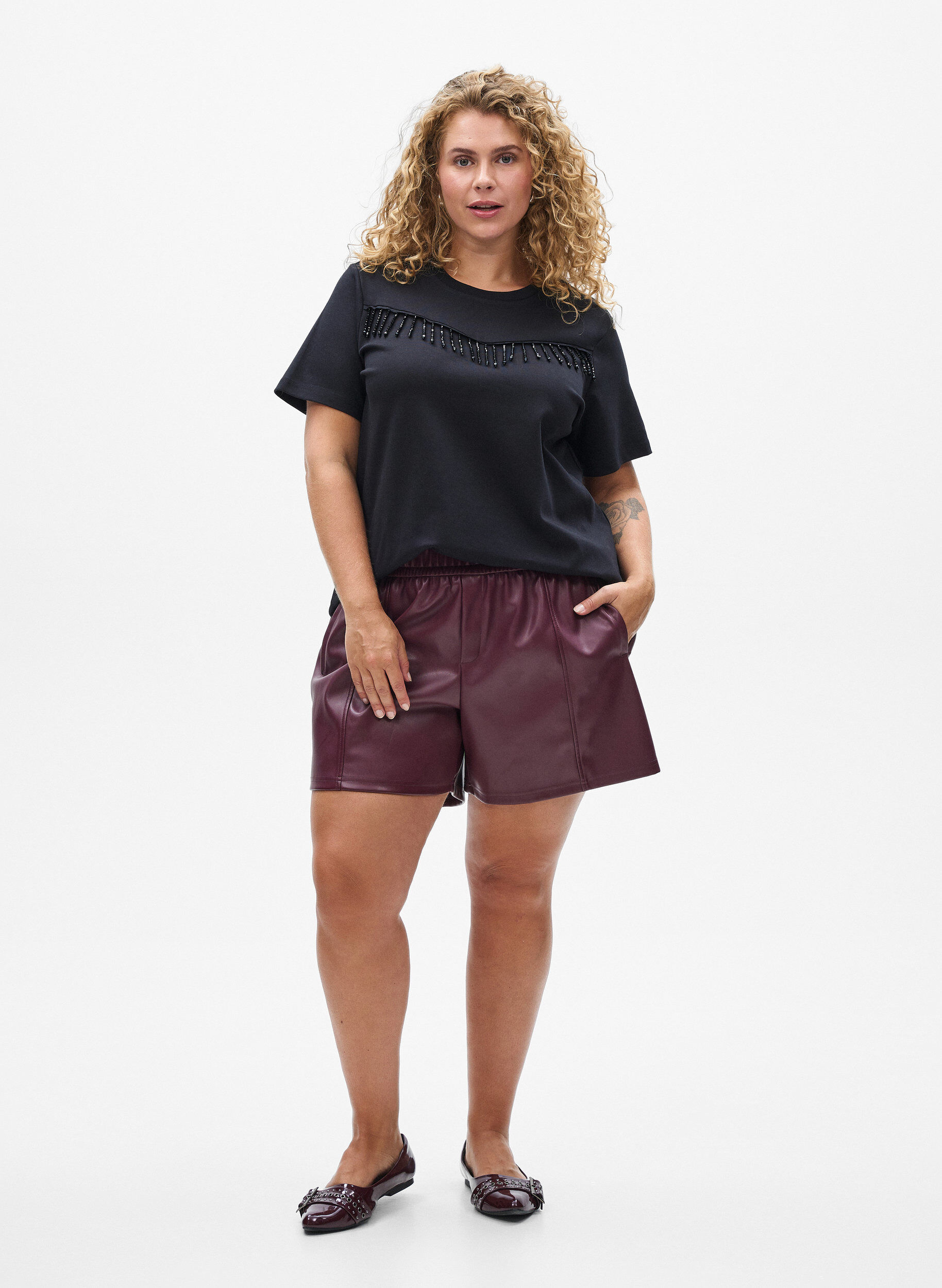 Zizzi Shorts aus Kunstleder mit elastischem Bund, Dunkles Bordeaux, Model image number 1