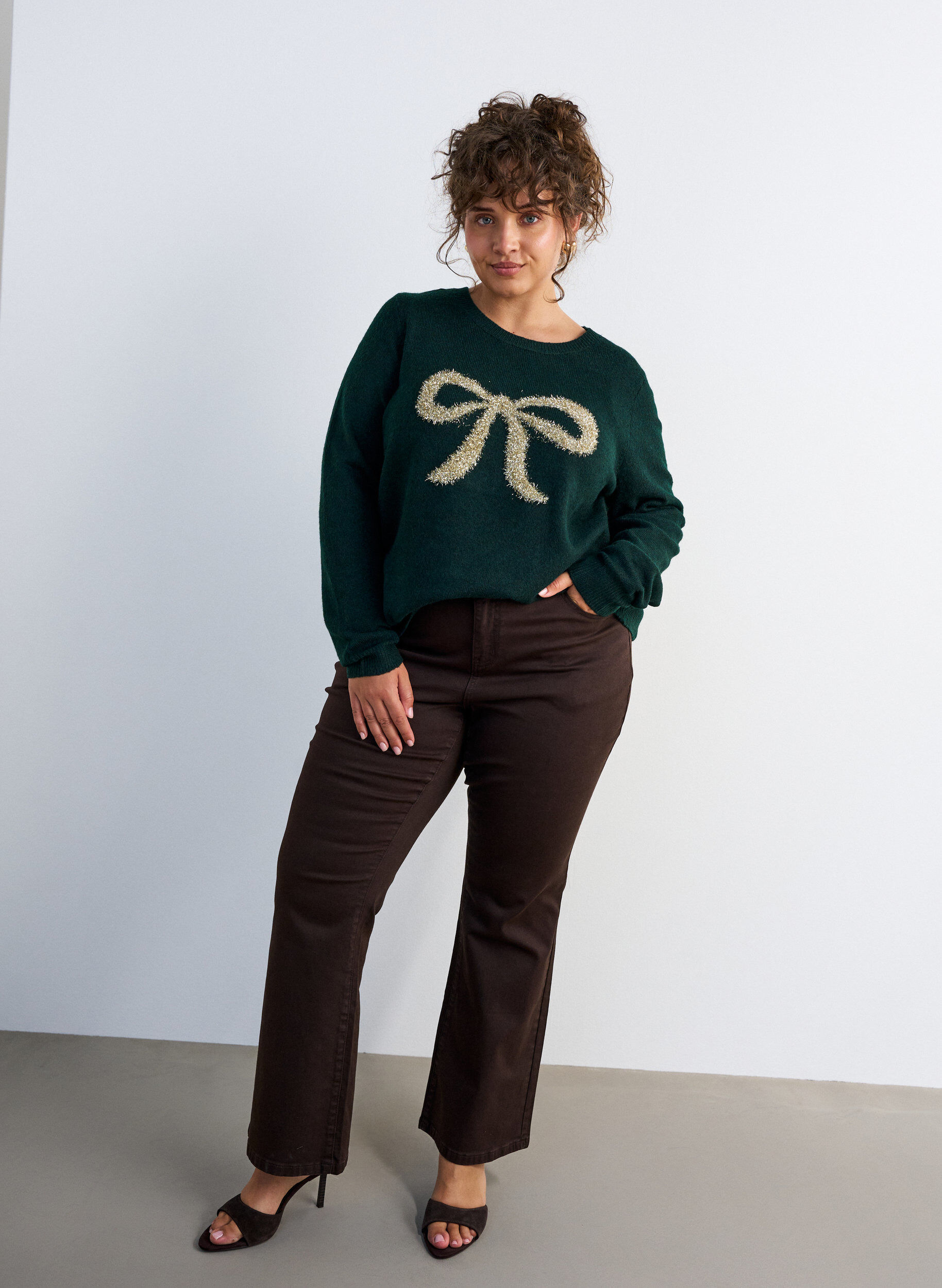 ZizziPullover mit Glitzerschleife, Gr&uuml;n, Model image number 1