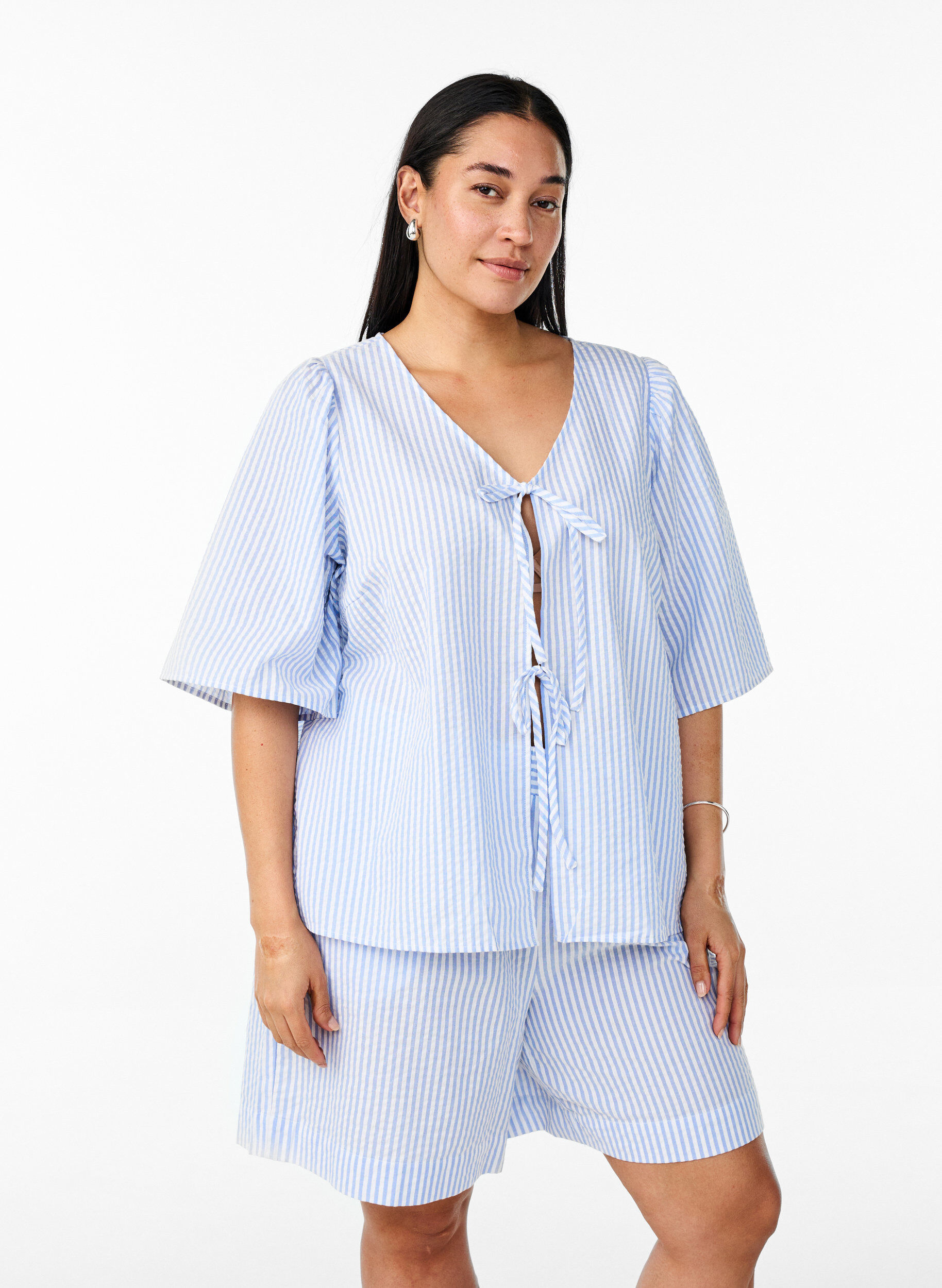 FLASH - Kurze Hosen mit Streifen und hoher Taille, Blau, Model