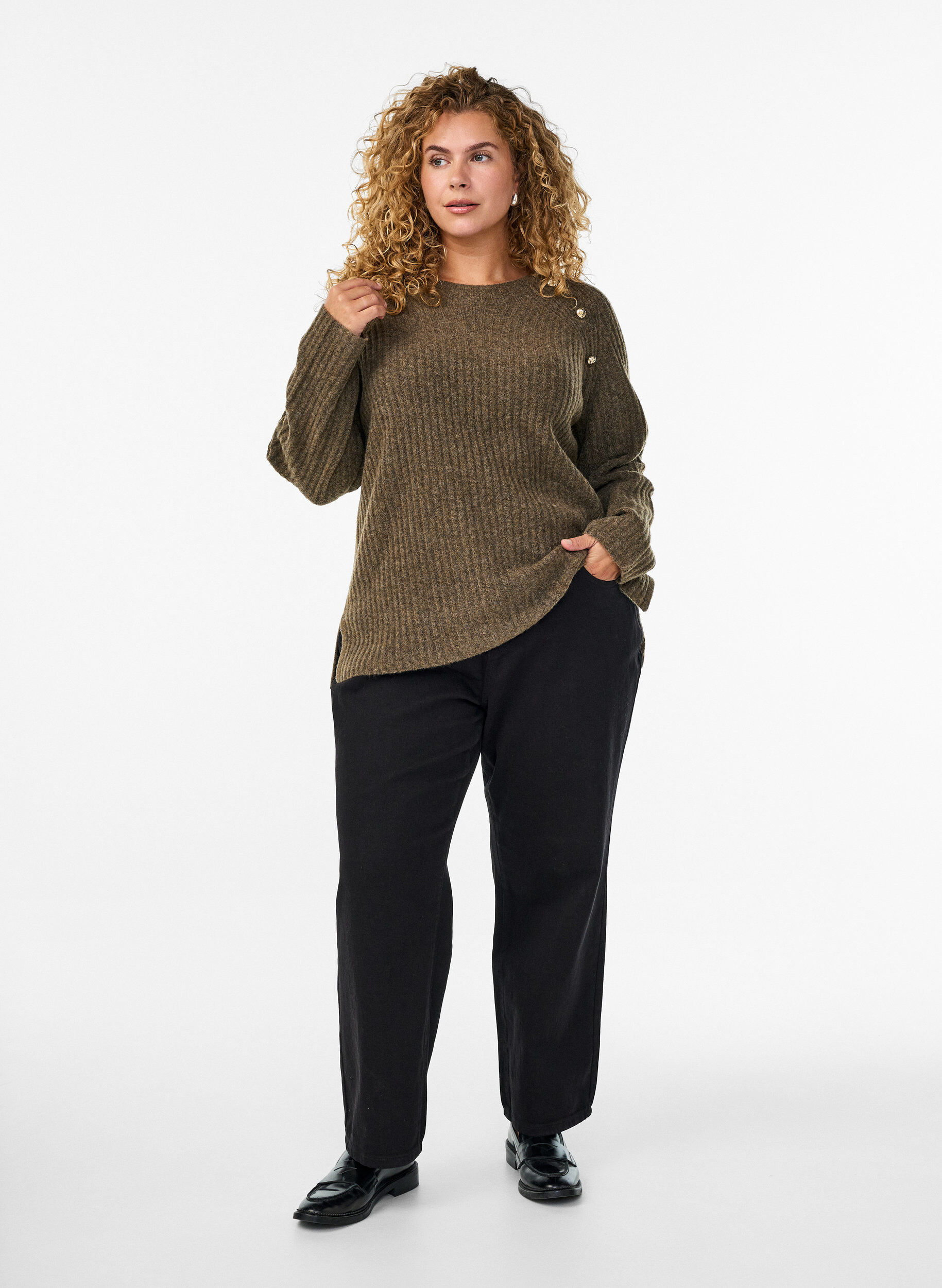 Zizzi Pullover aus Rippstrick mit Zierkn&ouml;pfen, Braun, Model image number 1