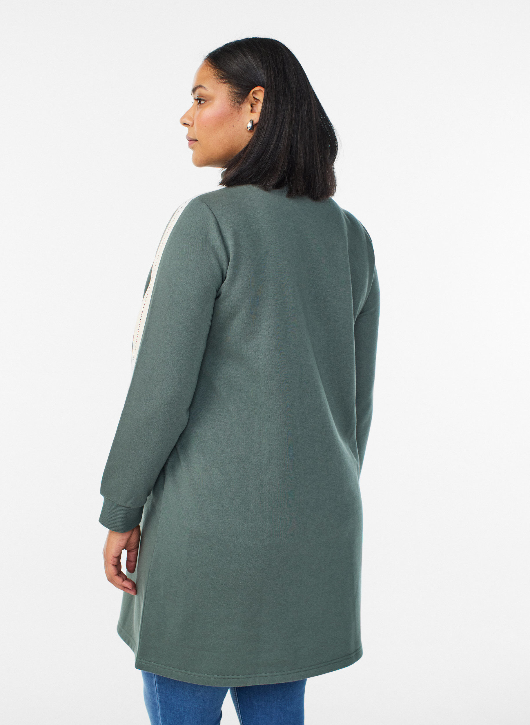 Zizzi Kurzes Sweatshirtkleid mit hohem Kragen, Gr&uuml;n, Model image number 2