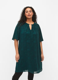 Kleid mit Struktur und kurzen Ärmeln, Ponderosa Pine, Model