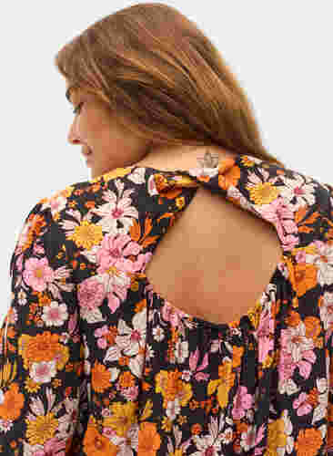 Geblümte Viskoseblume mit Rückendetail, Black Flower AOP, Model image number 2