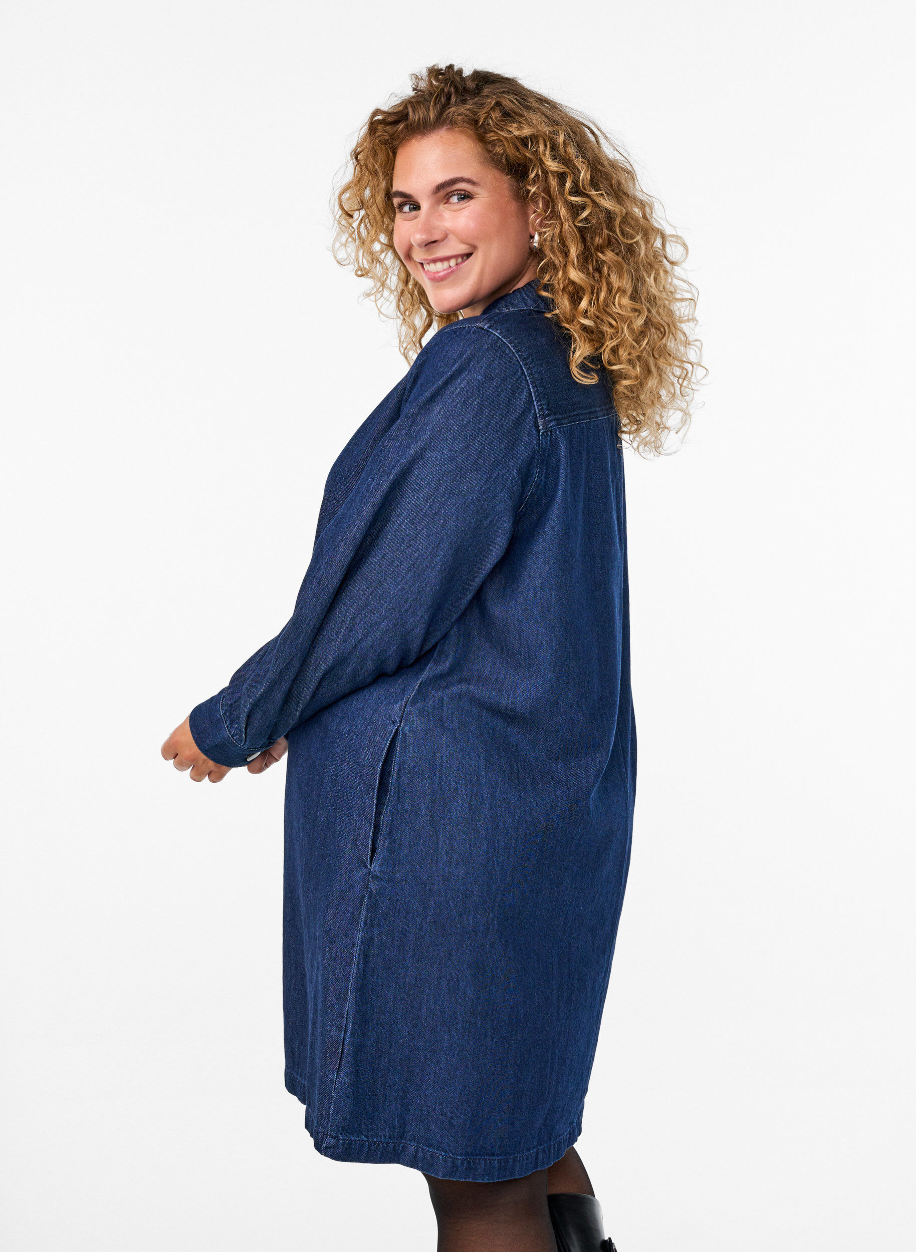 Zizzi Jeanskleid mit V-Ausschnitt und Kragen, Blau, Model image number 2