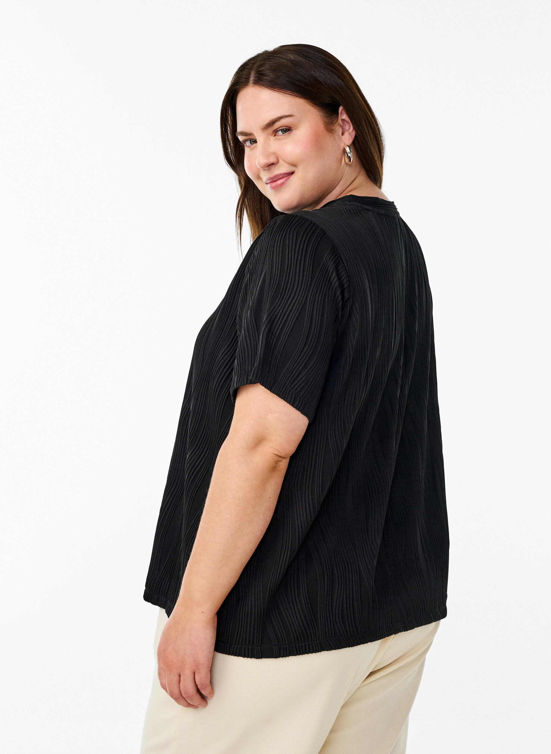 Zizzi Bluse mit kurzen &Auml;rmeln und einer welligen Struktur, Schwarz, Model image number 2
