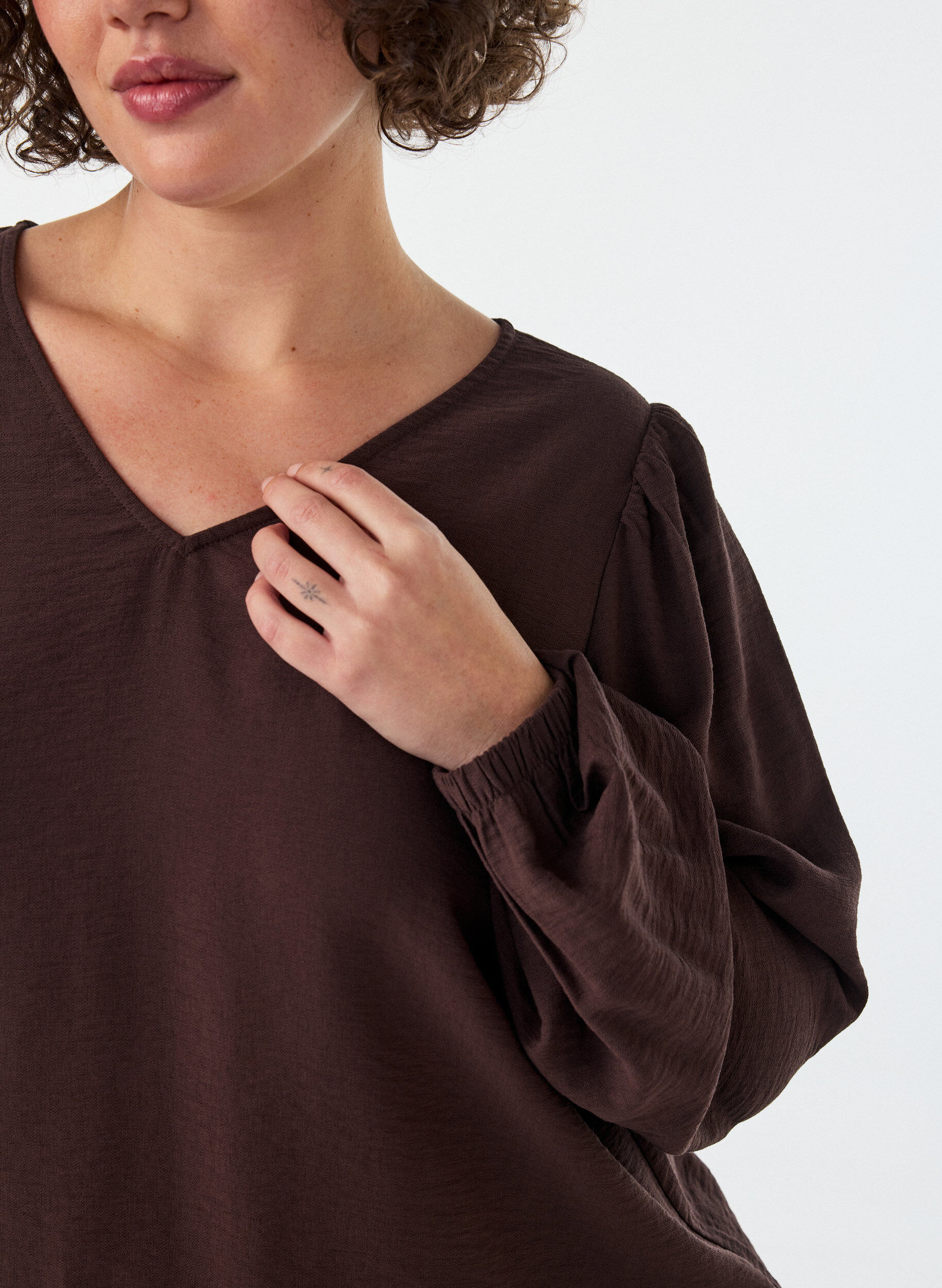 ZizziViskosebluse mit V-Ausschnitt und Ballonform, Braun, Model image number 3