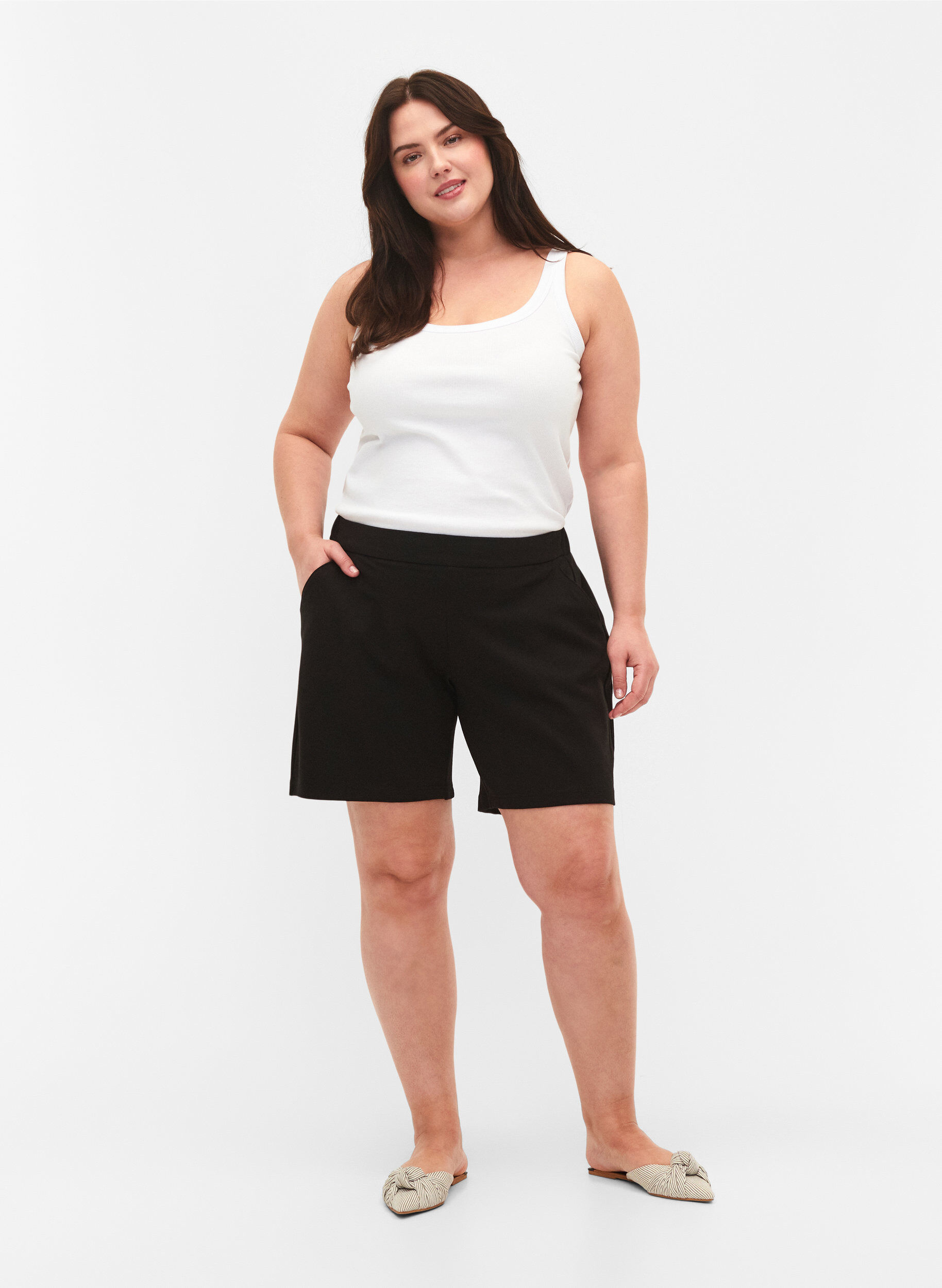Zizzi Maddison Shorts mit normaler Passform, Black, Model image number 3
