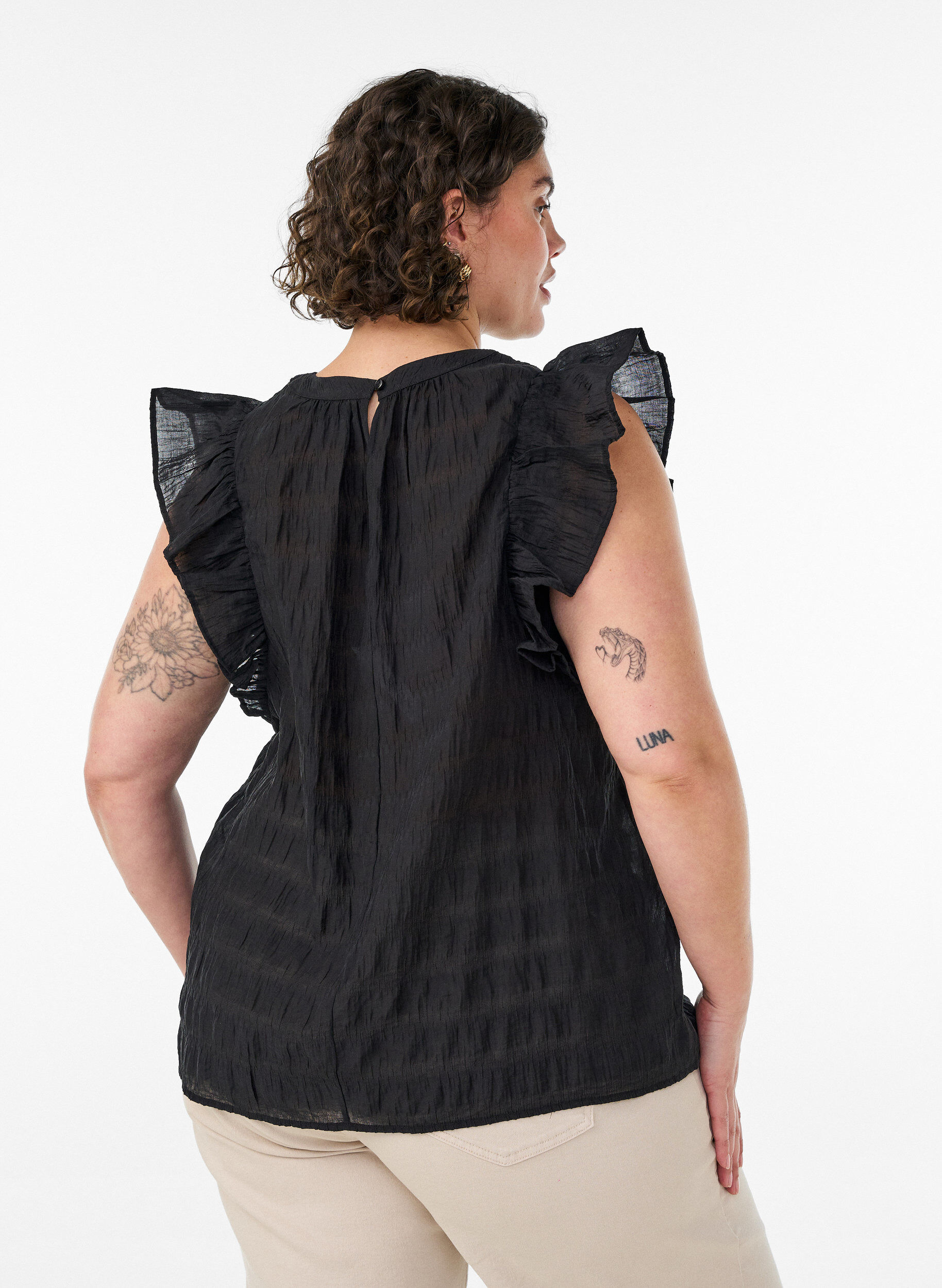 Zizzi&Auml;rmellose Bluse mit Struktur und R&uuml;schen, Schwarz, Model image number 2