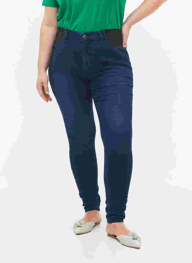 Superschlanke Amy-Jeans mit elastischem Bund, Dark blue, Model image number 2