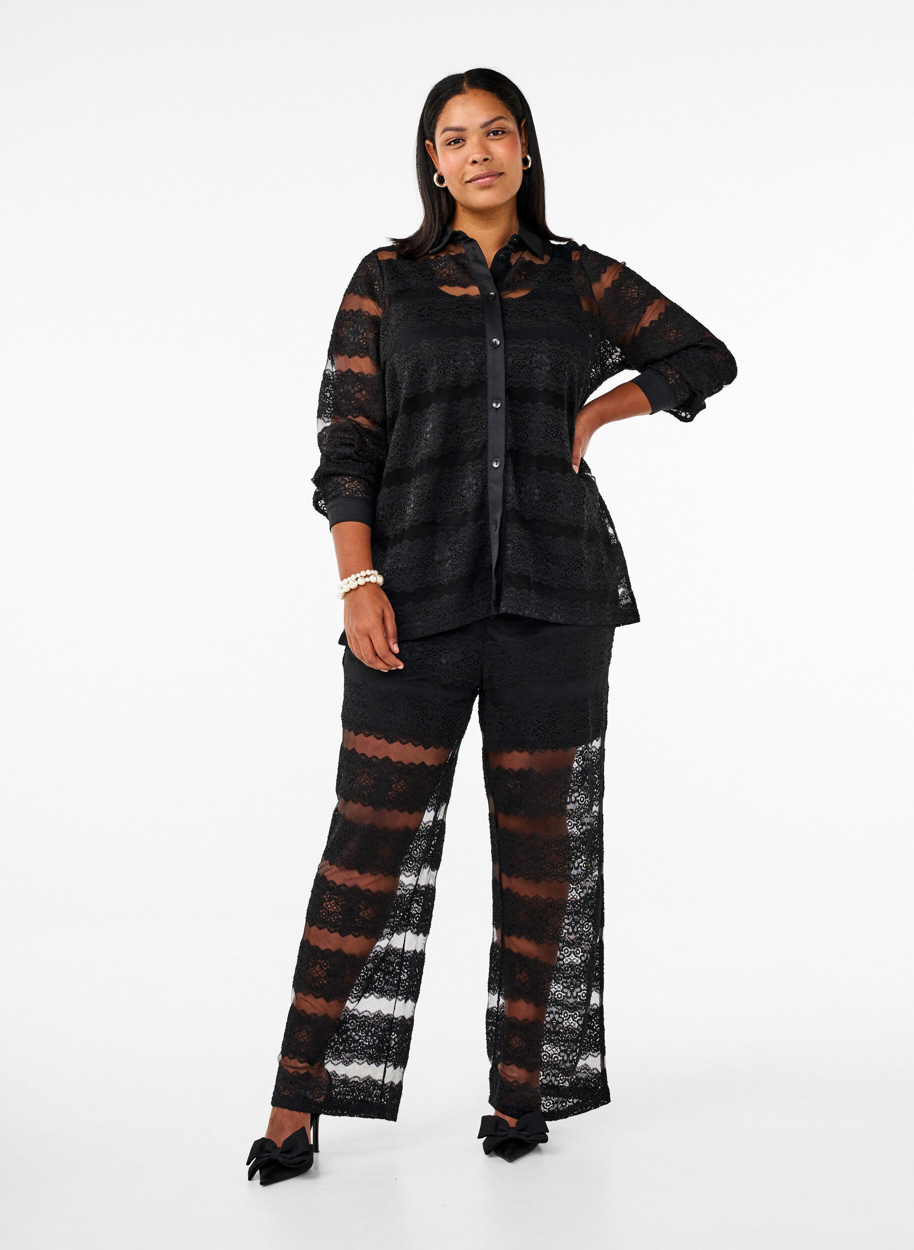 Zizzi Lockere Bluse mit Spitze und transparentem Mesh, Black, Model image number 2