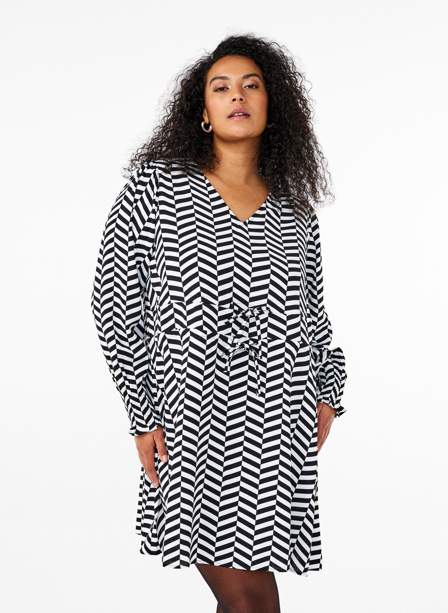 Zizzi Kleid mit Bindeg&uuml;rtel in der Taille, Schwarz, Model image number 0
