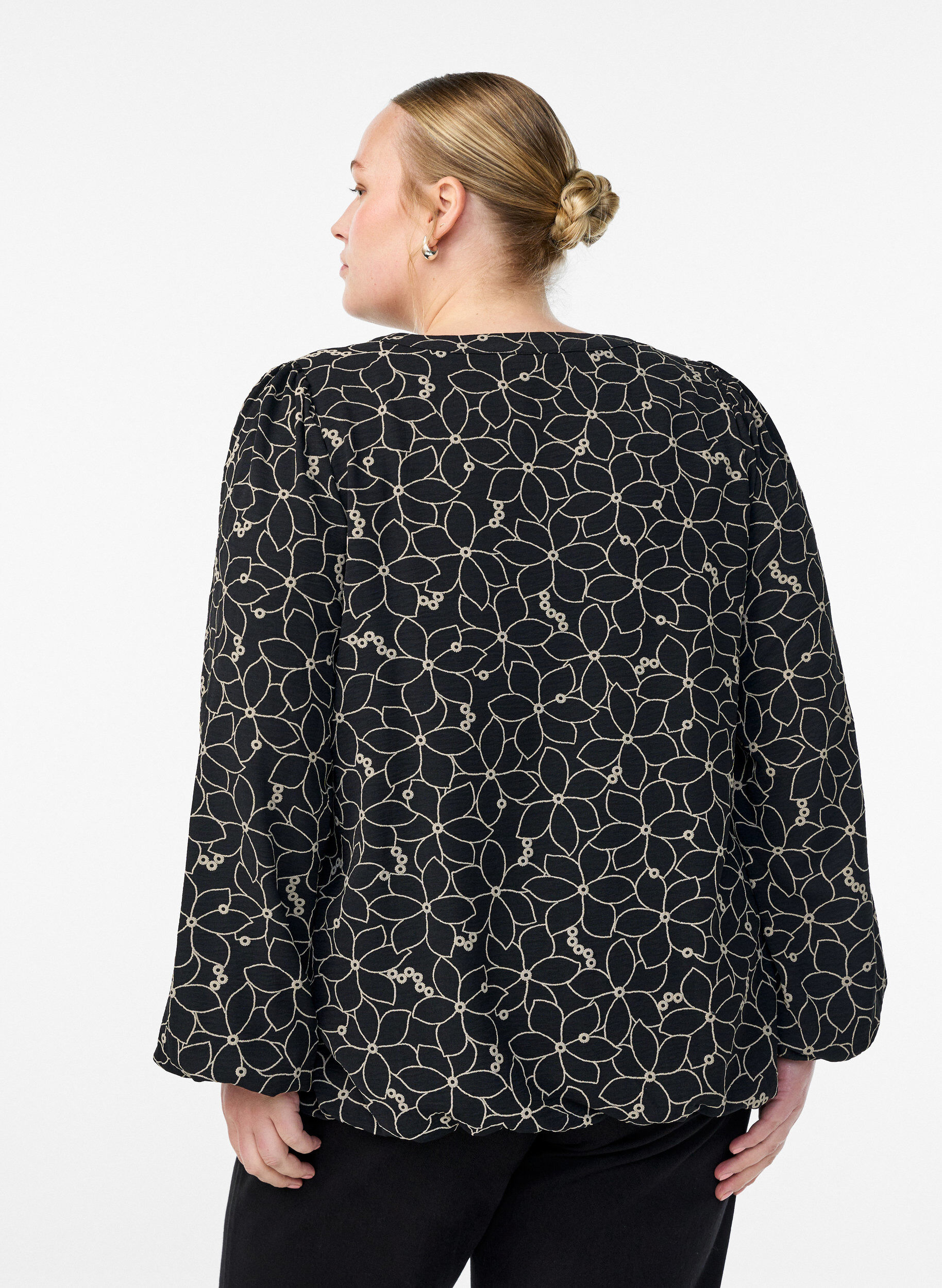 Zizzi Lang&auml;rmelige Bluse mit Blumenstickerei, Schwarz, Model image number 2