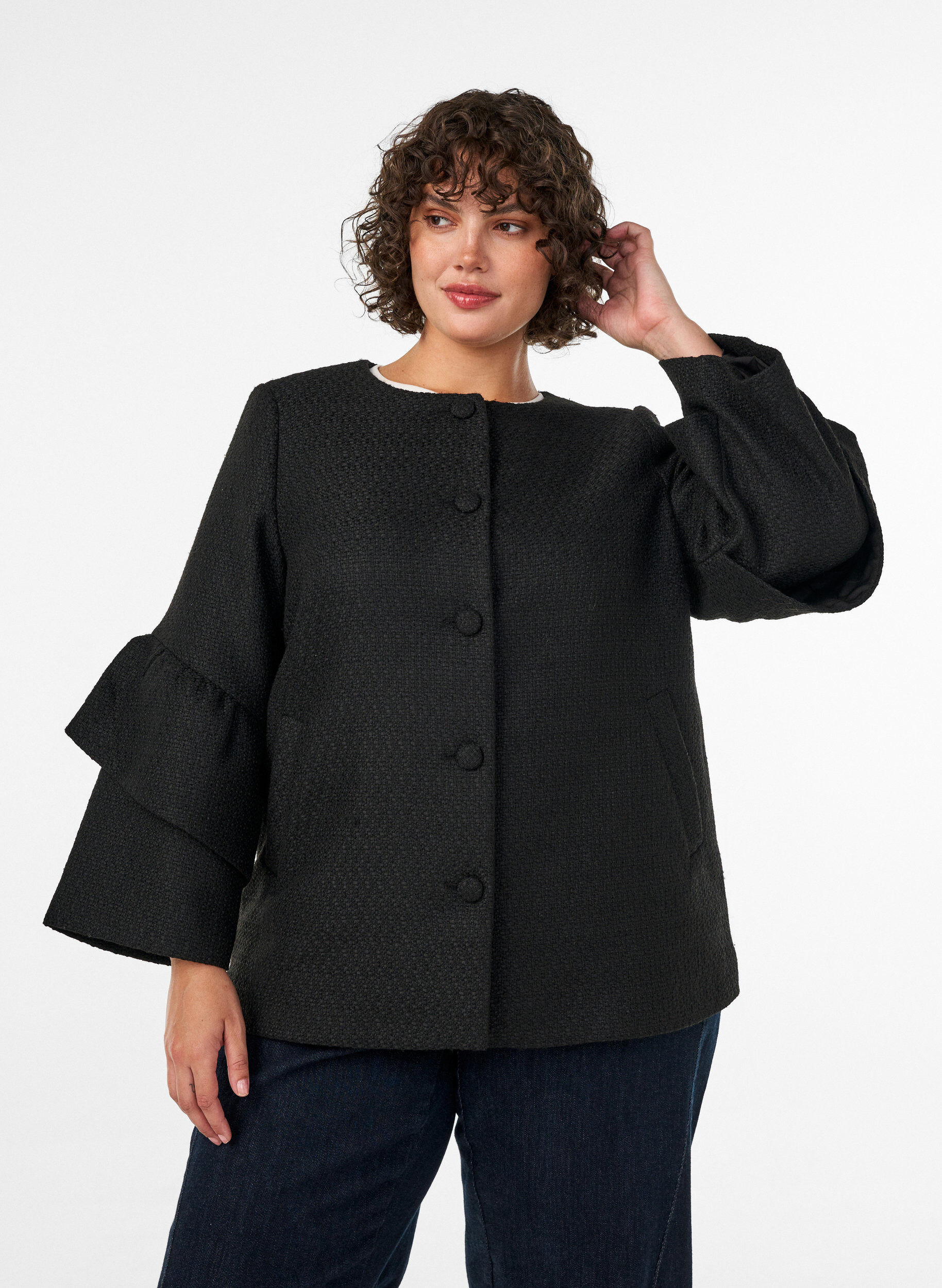 Boucl&eacute;-Jacke mit R&uuml;schendetails, Schwarz, Model