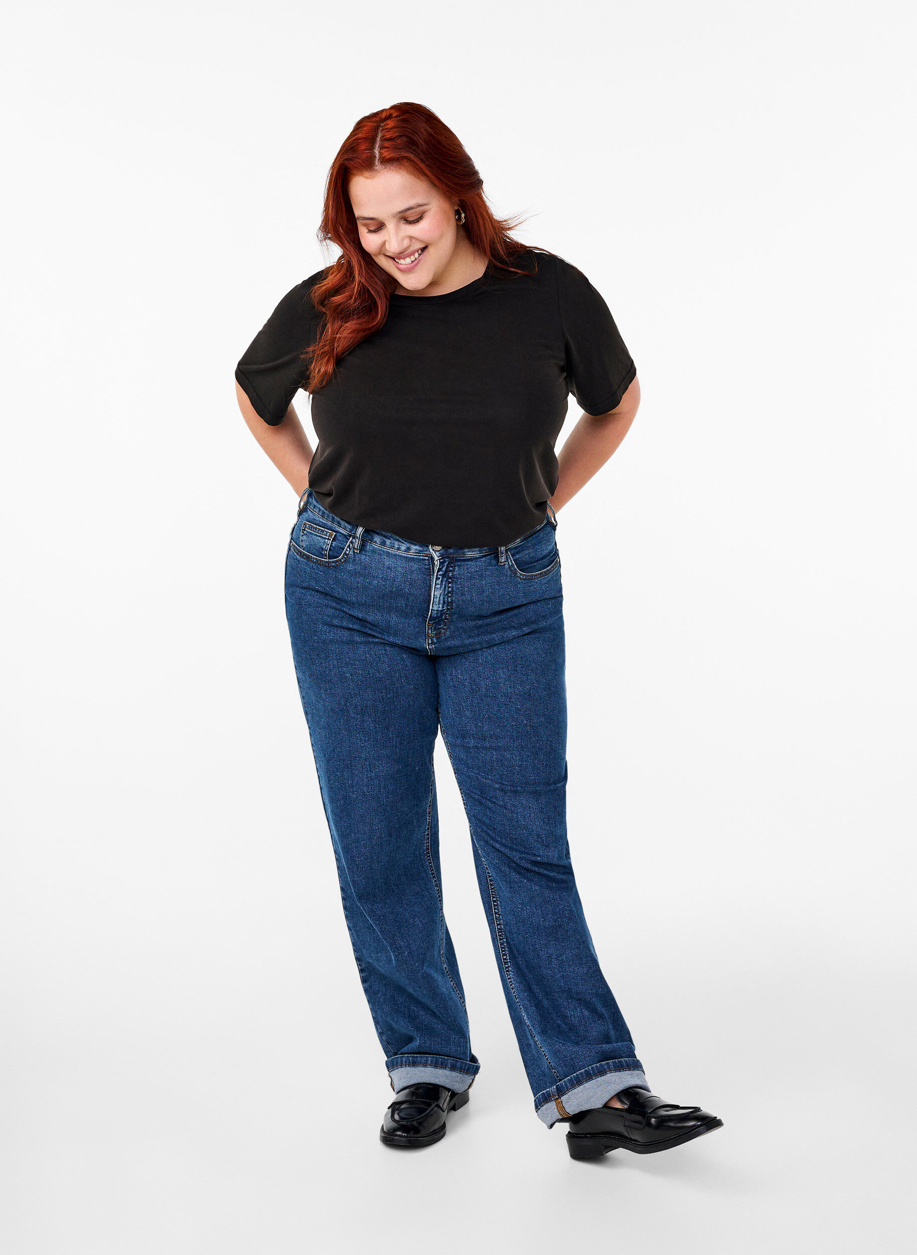 Zizzi T-Shirt aus TENCEL&trade; Modal mit Rundhalsausschnitt, Schwarz, Model image number 1