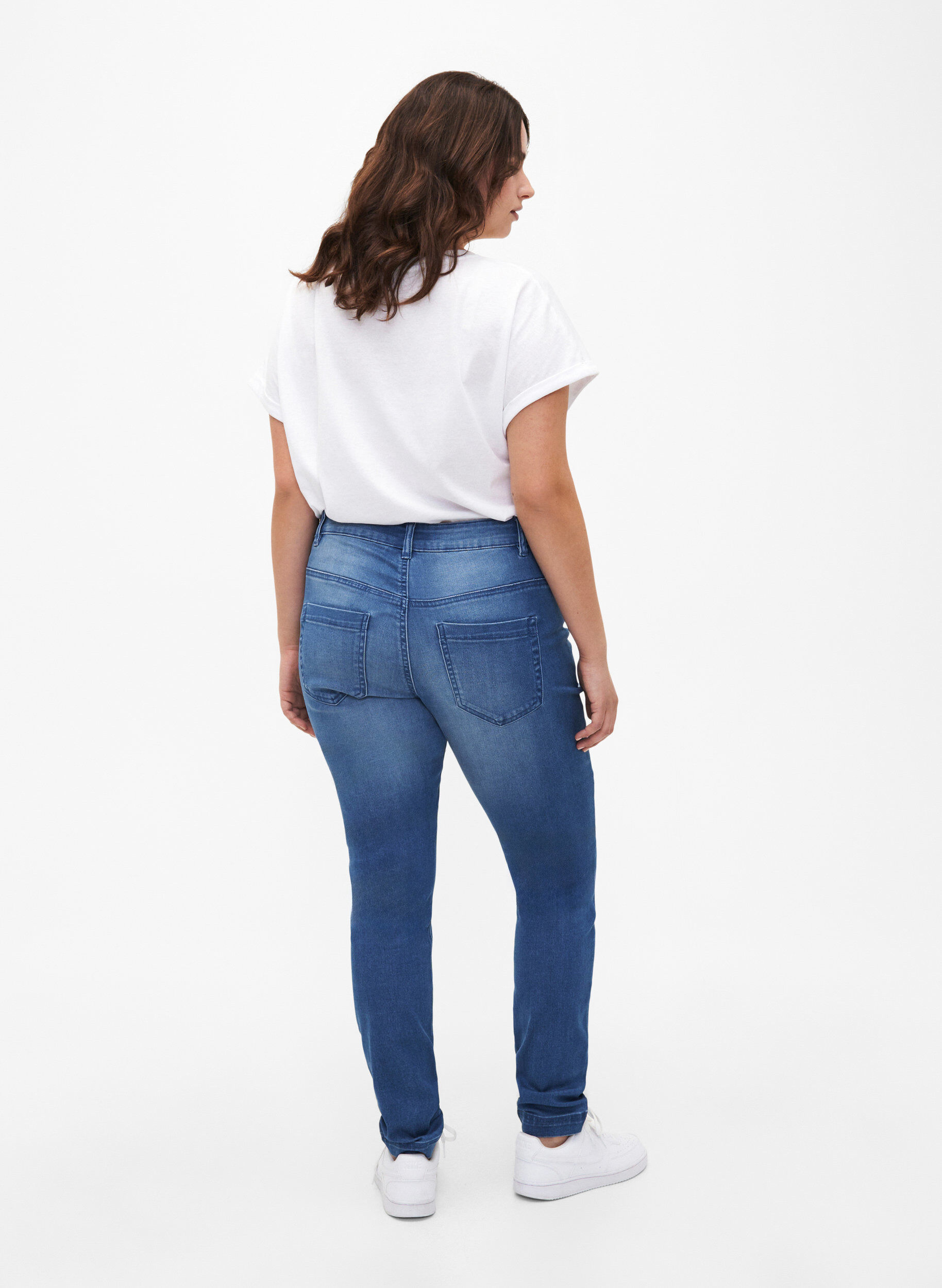 Zizzi Viona Jeans mit normaler Taille, Blau, Model image number 1
