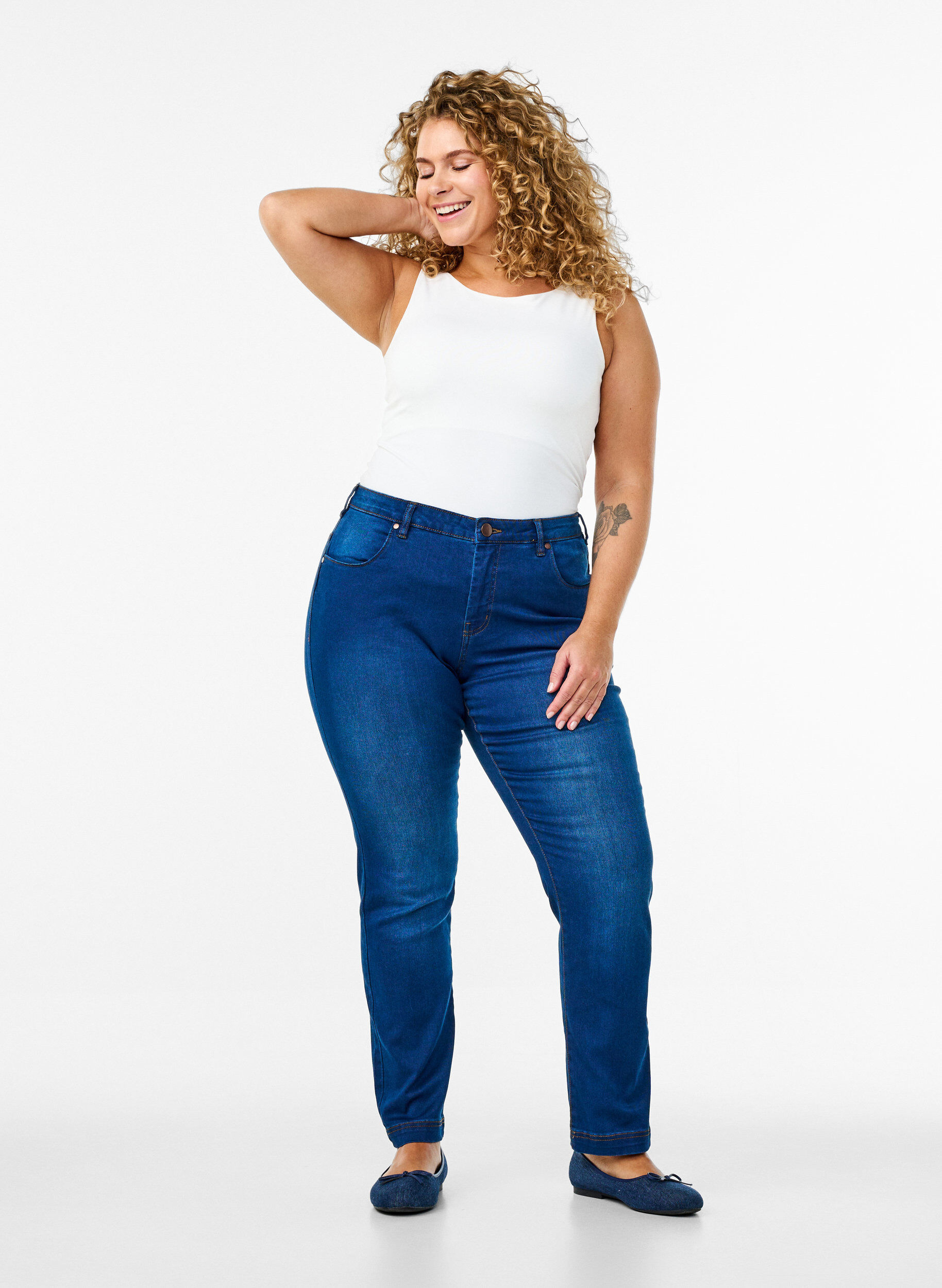 Zizzi Slim Fit Emily Jeans mit normaler Taillenh&ouml;he, Blau, Model image number 0