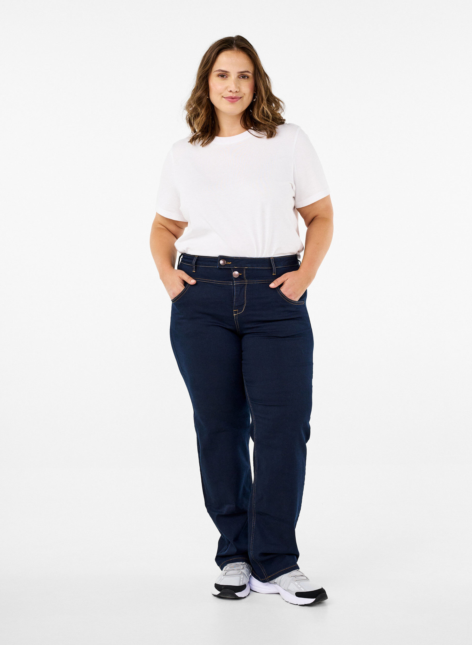Regular Fit Gemma Jeans mit hoher Taille, Blau, Model