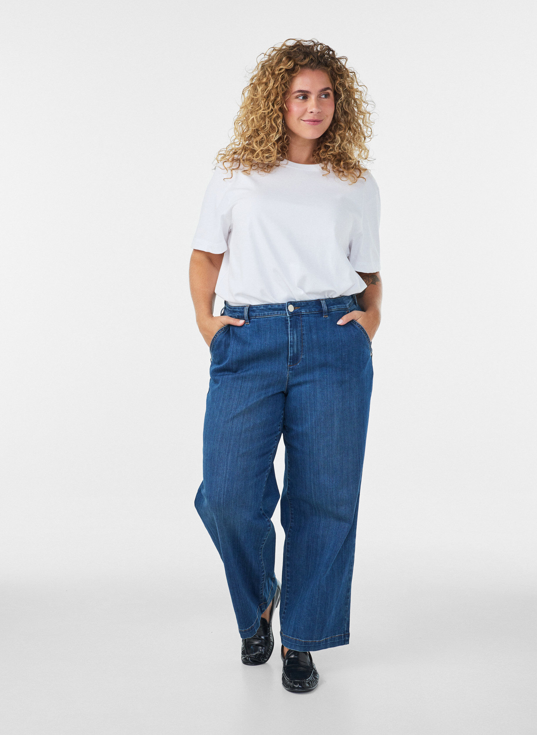 Myra Jeans in weiter Passform mit hoher Taille, Blau, Model