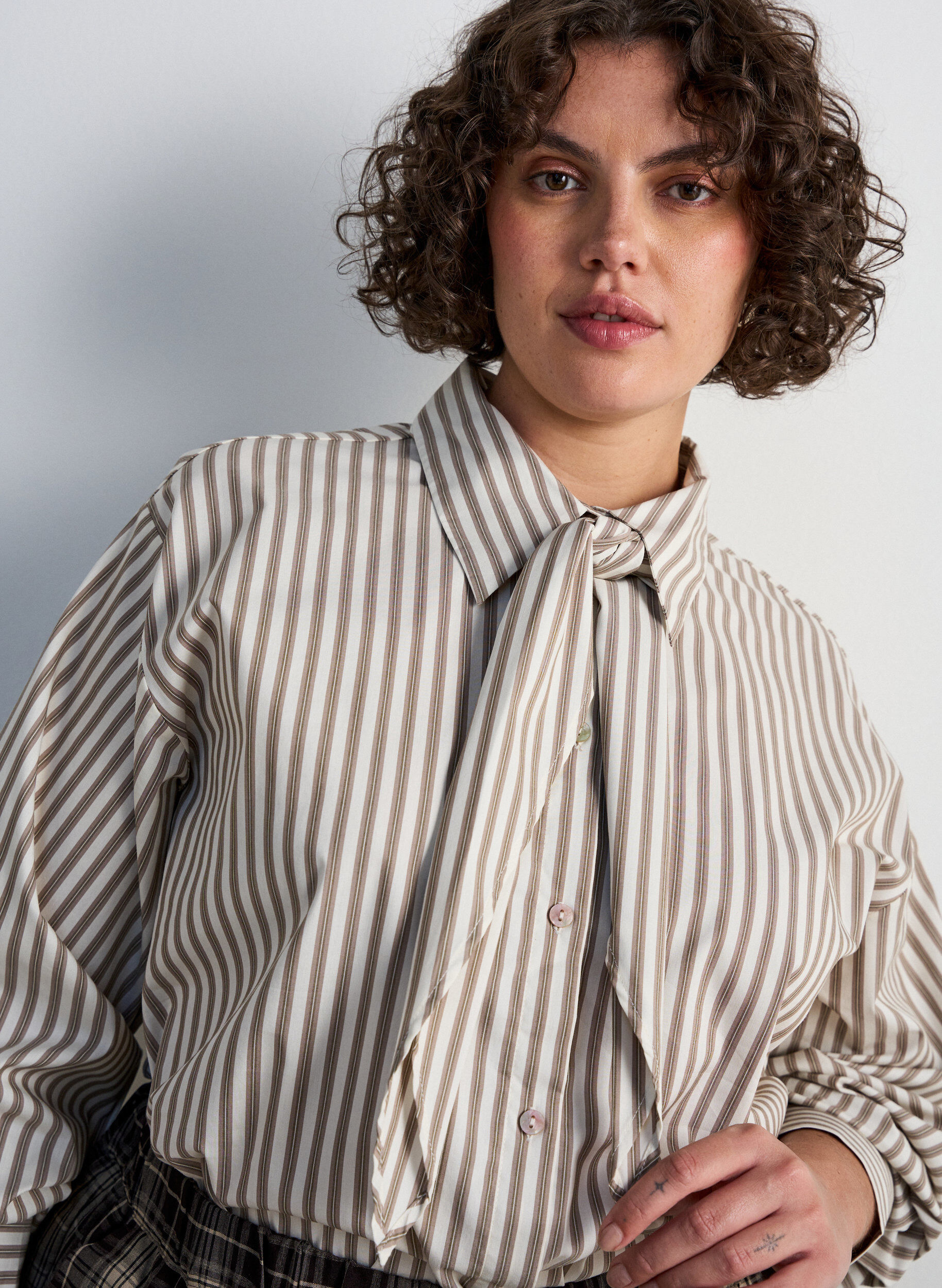ZizziGestreiftes Hemd mit abnehmbarer Schluppe, Beige, Model image number 3