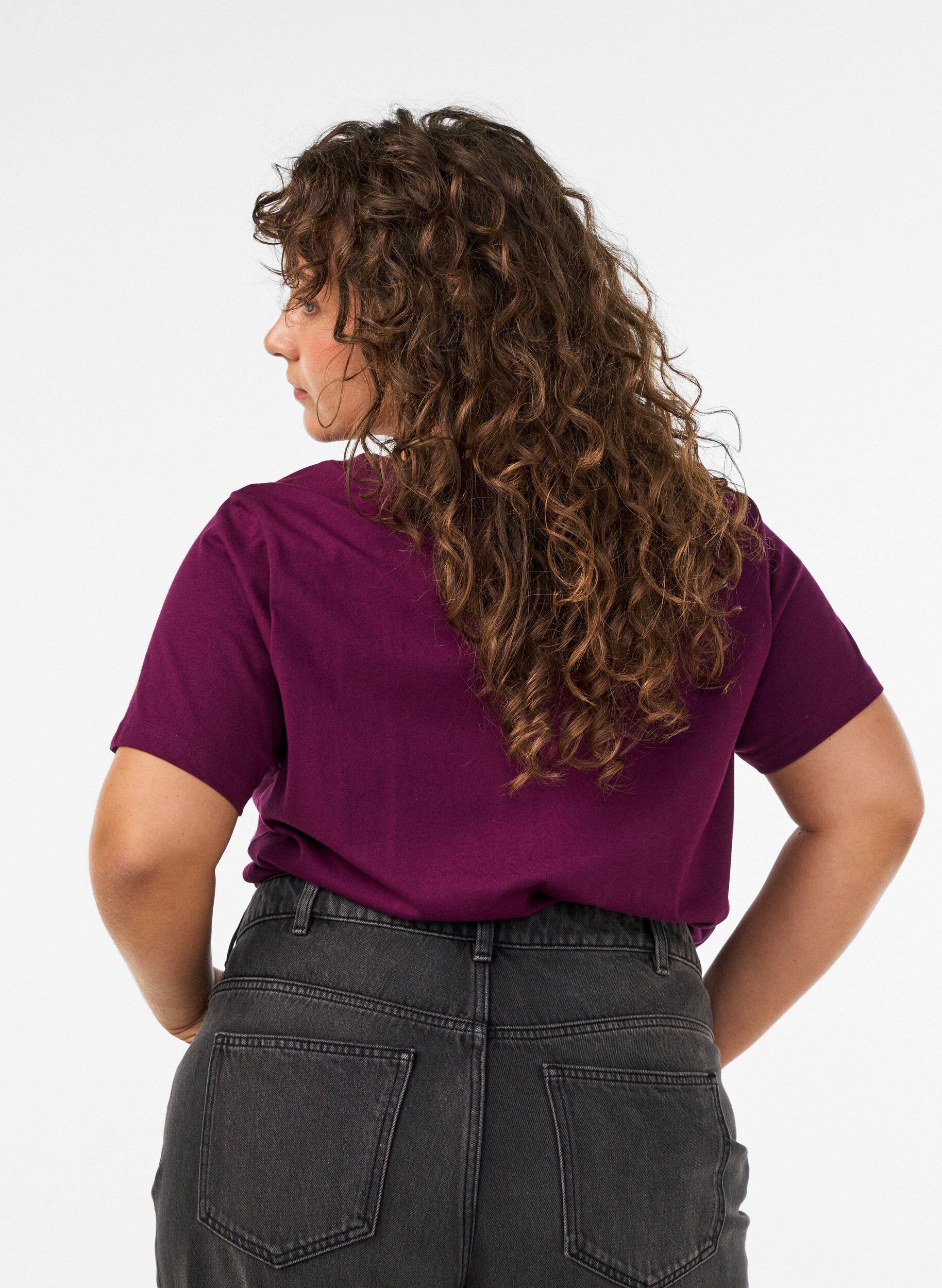 ZizziT-Shirt aus Bio-Baumwolle mit Text aus Velours, Lila, Model image number 2