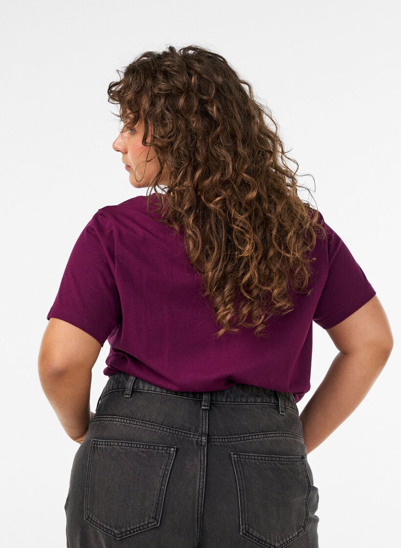 T-Shirt aus Bio-Baumwolle mit Text aus Velours, Lila, Model image number 2