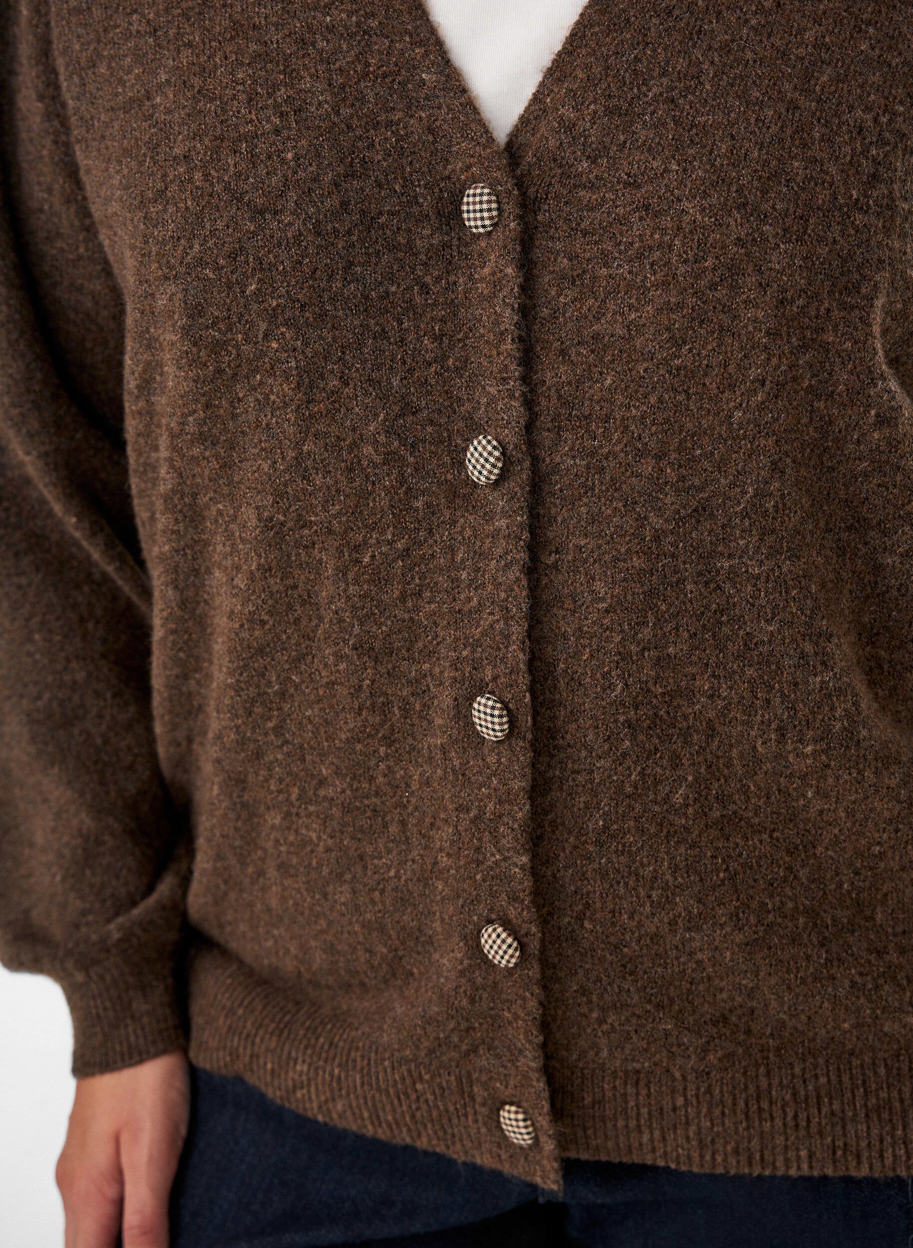 ZizziStrickjacke mit Zierkn&ouml;pfen und V-Ausschnitt, Braun, Model image number 3