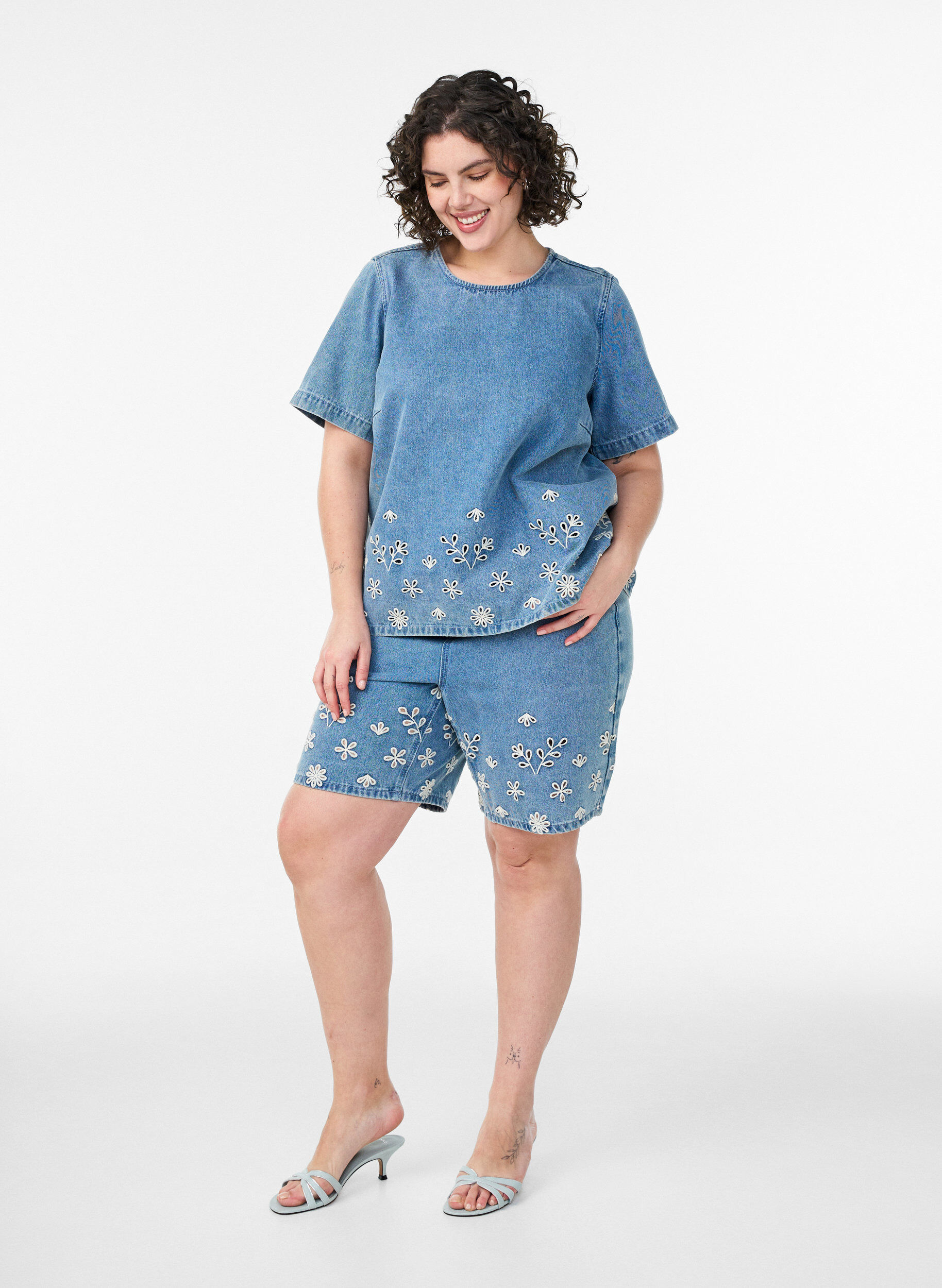 Zizzi Kurz&auml;rmelige Jeansbluse mit Lochstickerei, Blau, Model image number 1