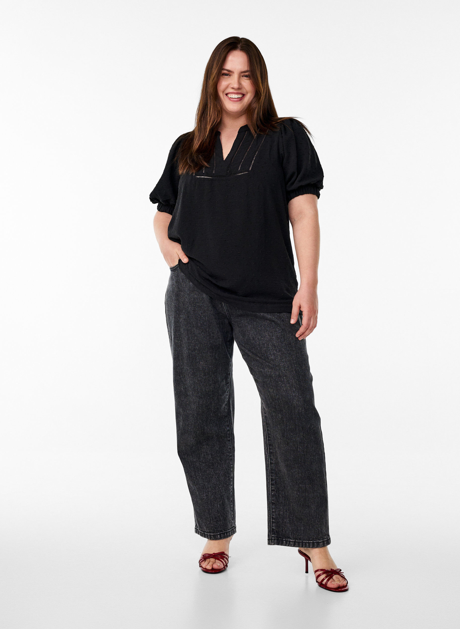 Zizzi Bluse mit kurzen Puff&auml;rmeln und gepunkteter Textur, Black, Model image number 2