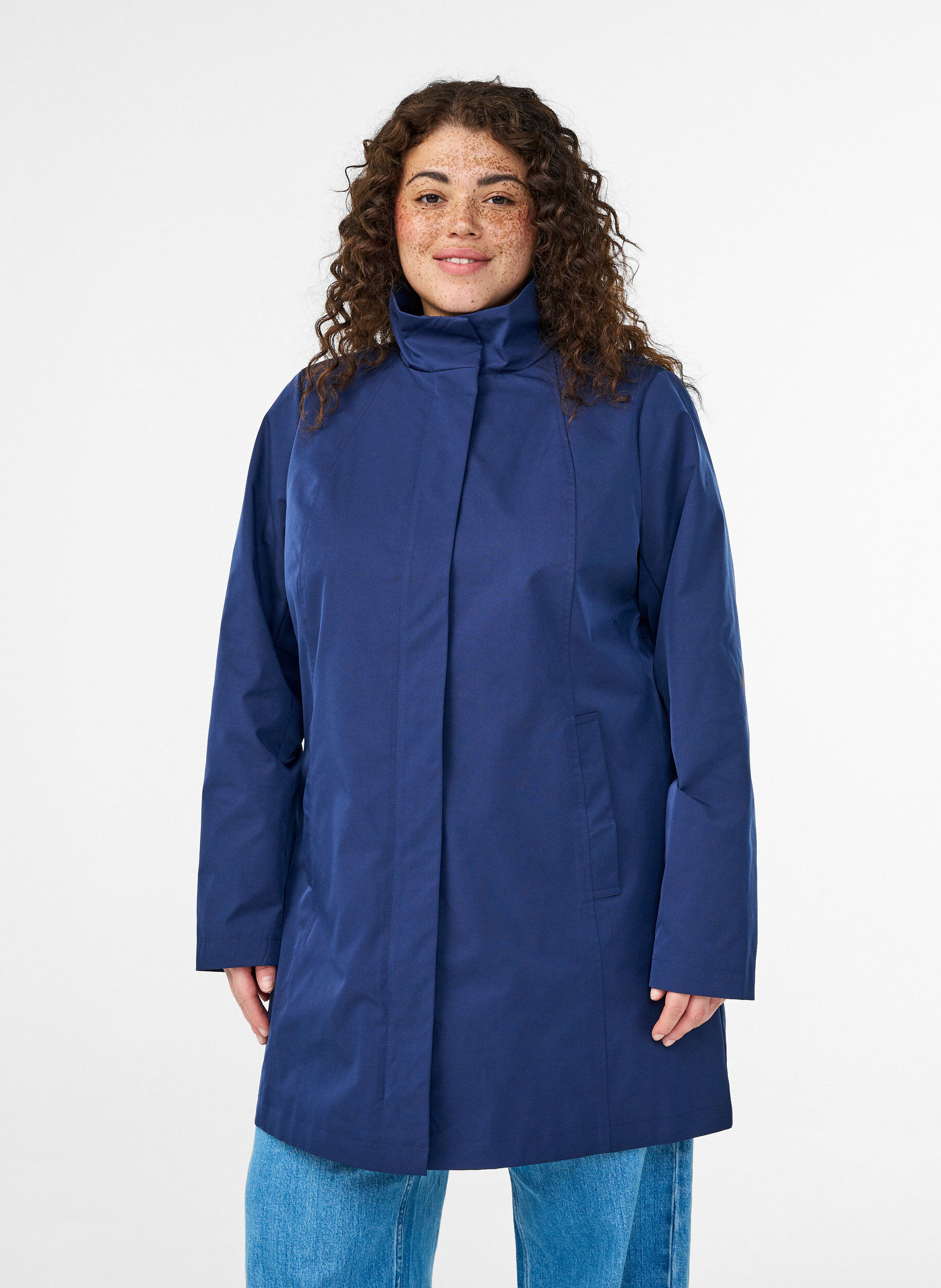 &Uuml;bergangsjacke mit Taschen und hohem Kragen, Blau, Model