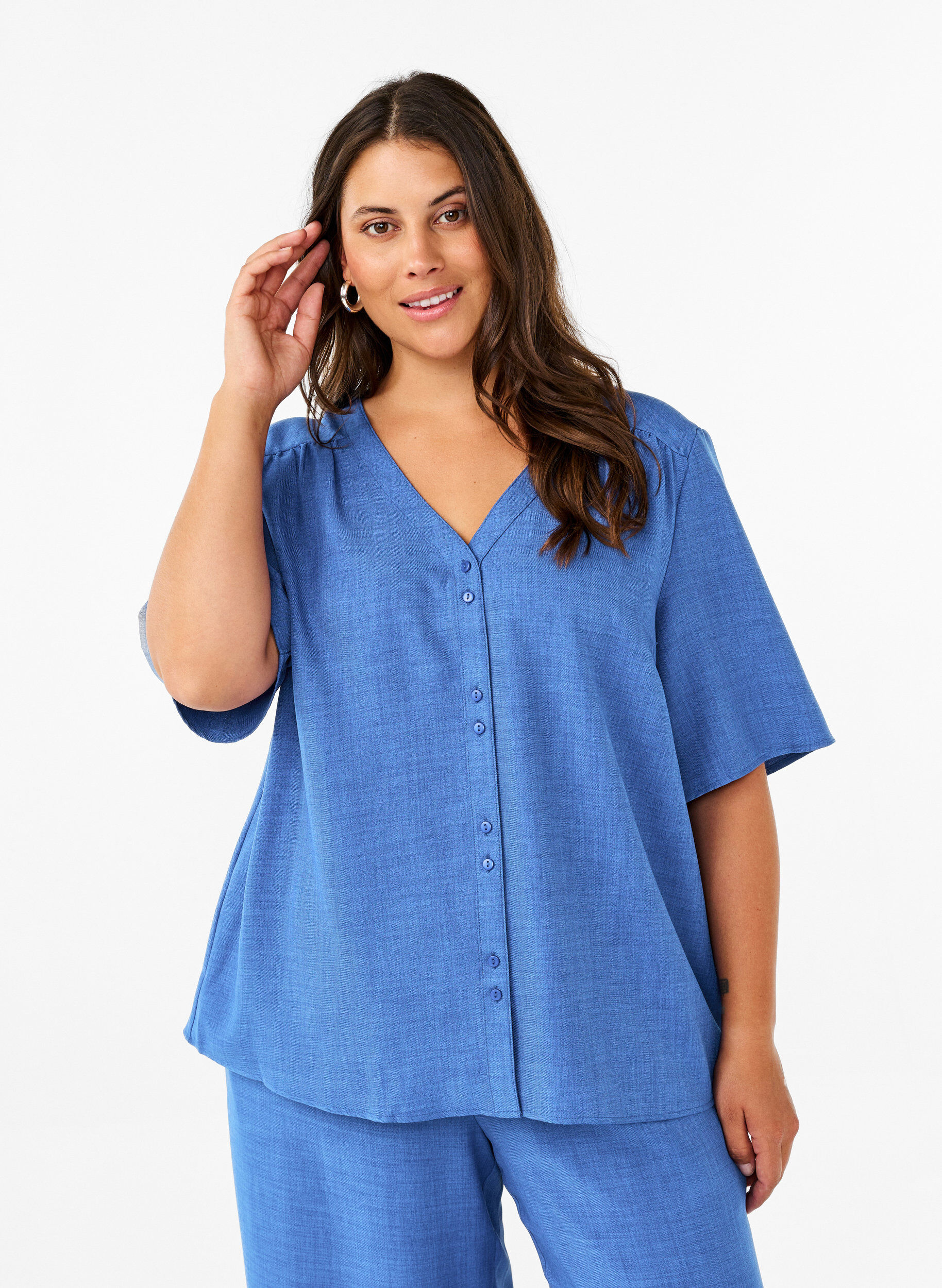 ZizziHemdbluse mit V-Ausschnitt und kurzen &Auml;rmeln, Blau, Model image number 0