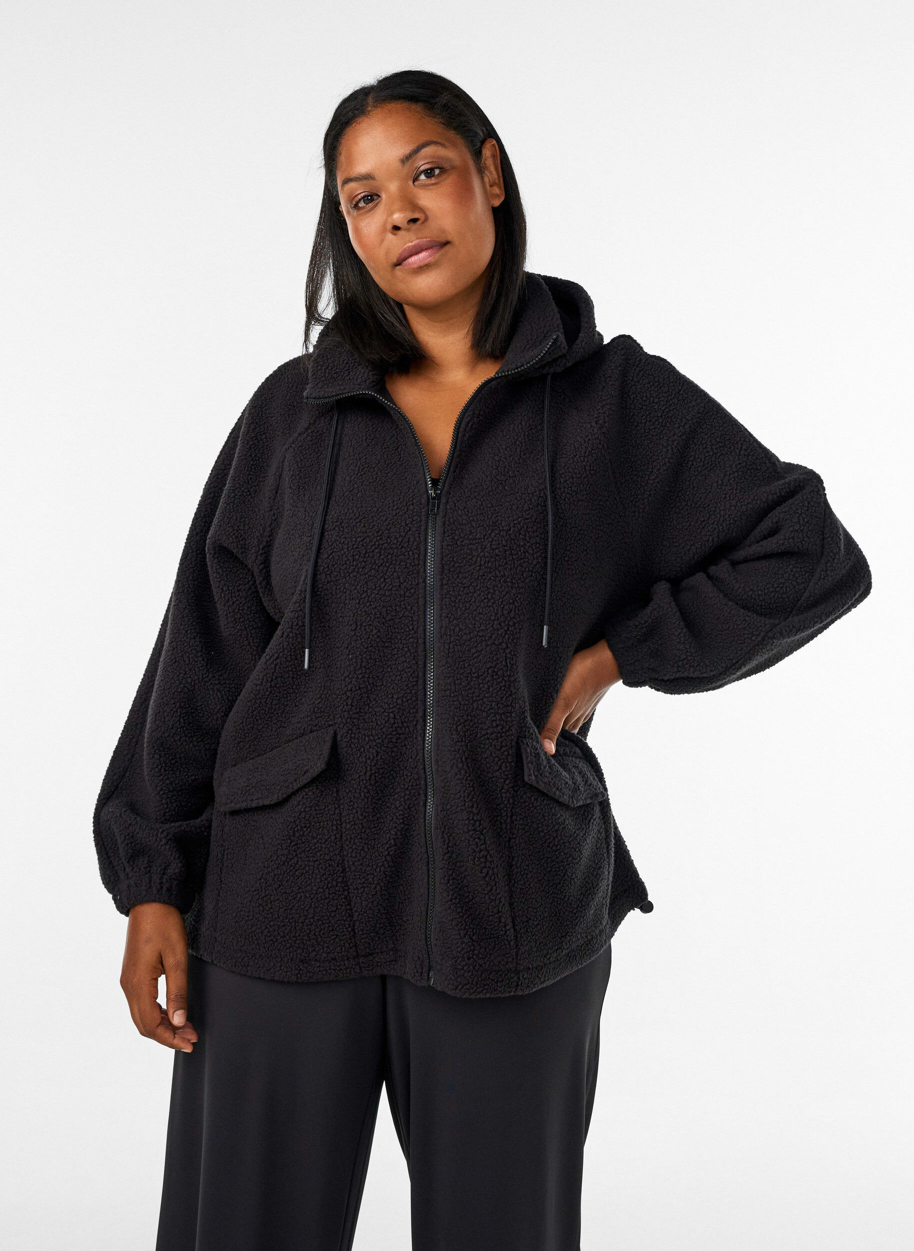 Teddyjacke mit Kapuze und Rei&szlig;verschluss, Schwarz, Model