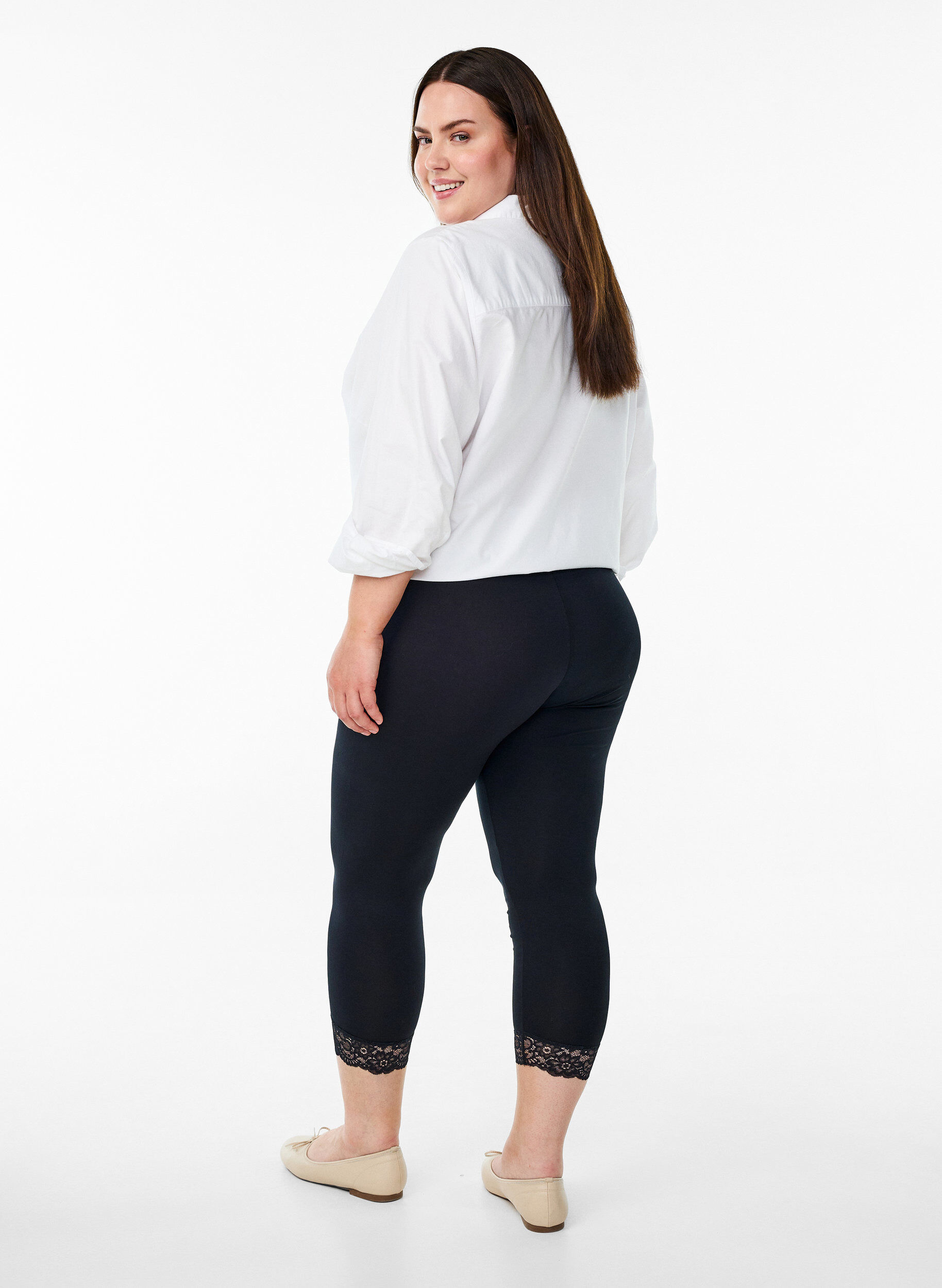 Zizzi Basic 3/4 Leggings mit Spitzenbesatz, Schwarz, Model image number 2