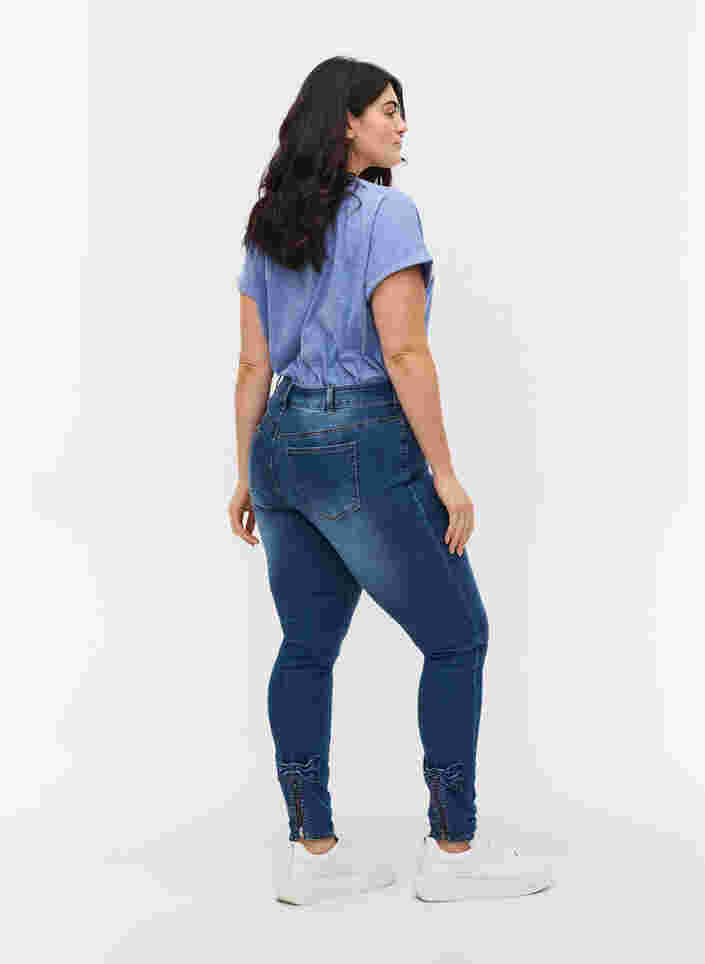 Super Slim Amy Jeans mit Schleife und Reißverschluss, Dark blue, Model image number 1