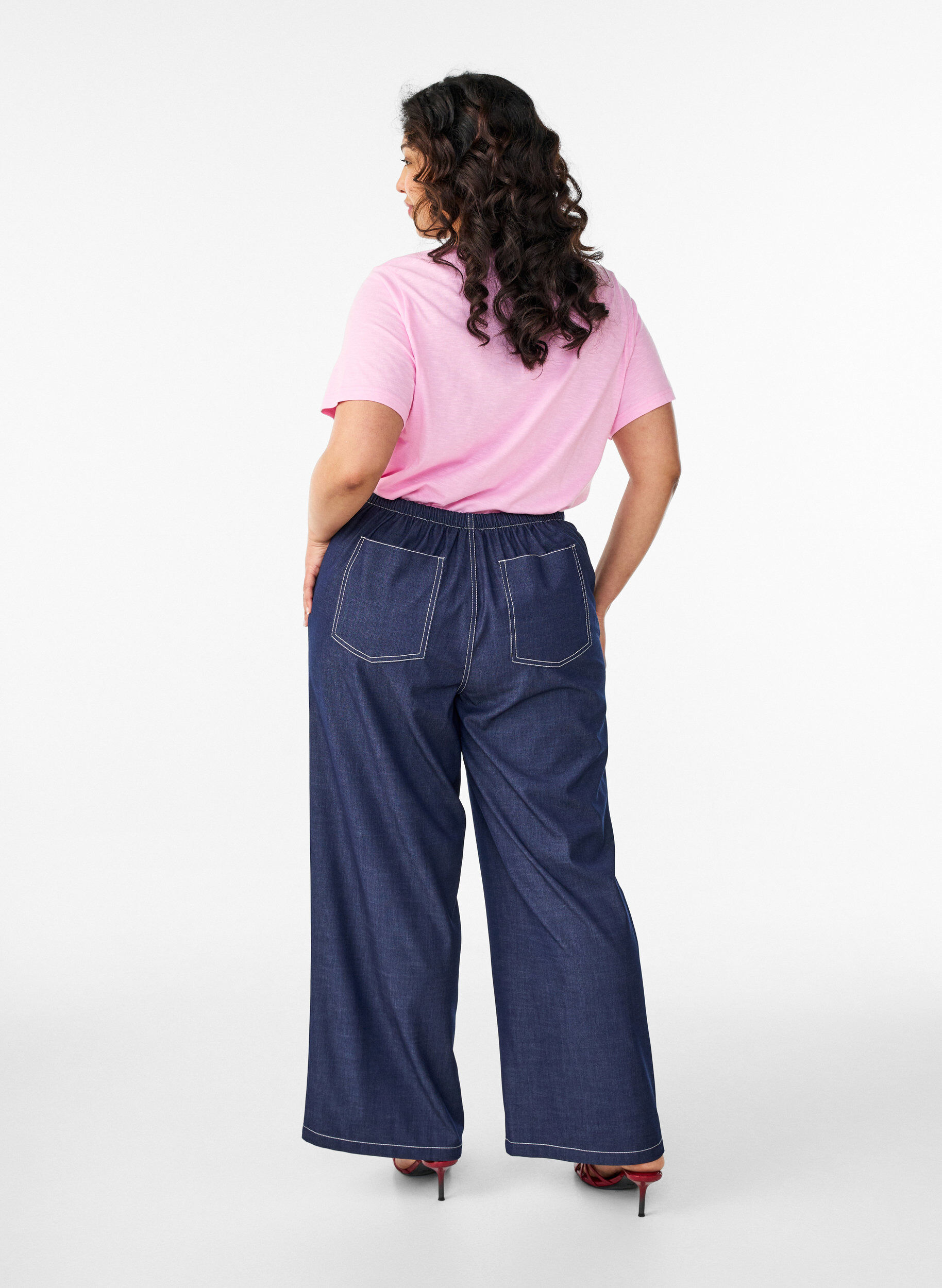 Zizzi Hose in Denim-Optik mit Kontrastn&auml;hten, Blau, Model image number 1