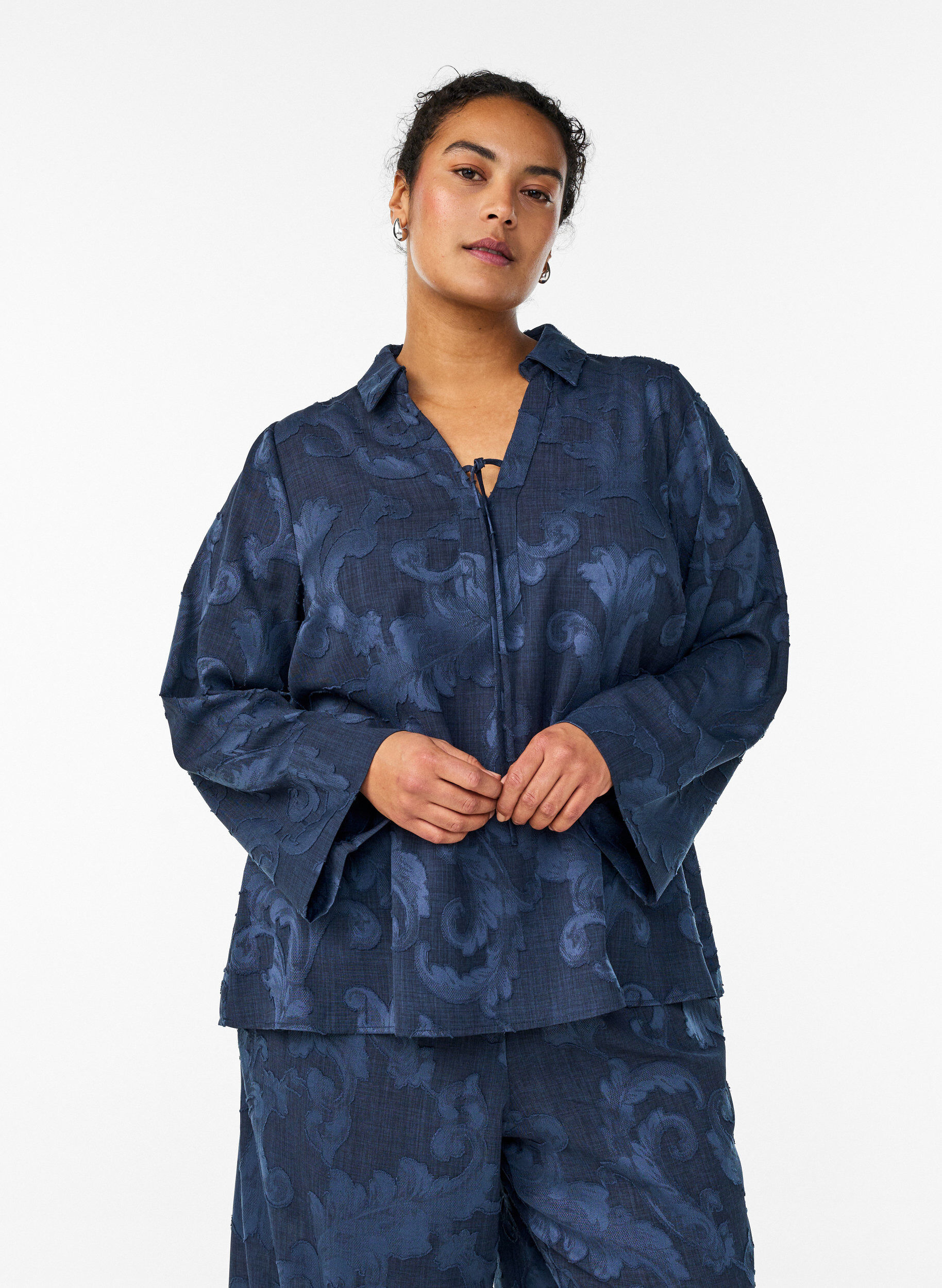 Zizzi Bluse mit gewebter Struktur und V-Ausschnitt, Blau, Model image number 0