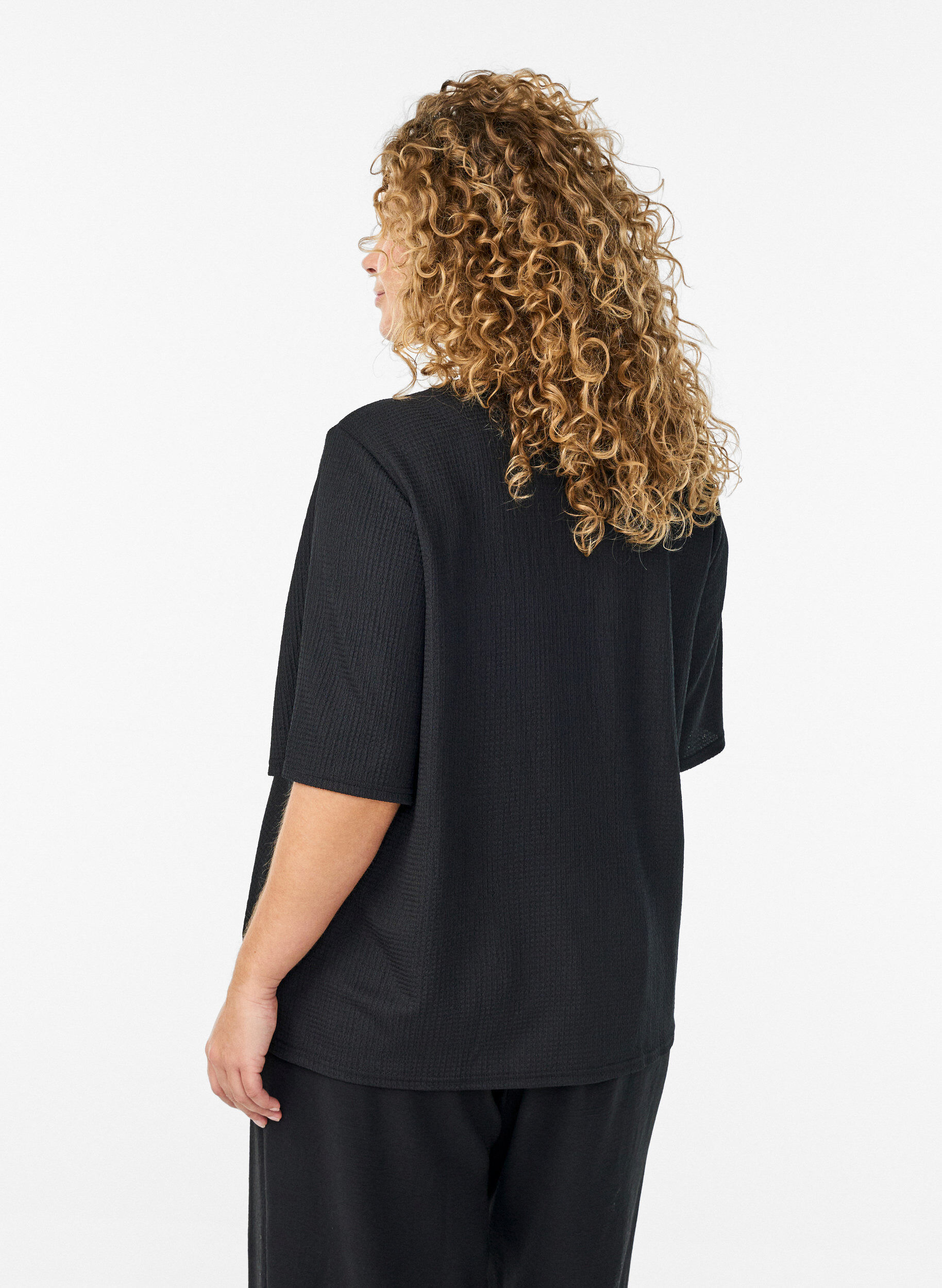 Zizzi Kurz&auml;rmelige Bluse mit Struktur und Knopfleiste, Schwarz, Model image number 2