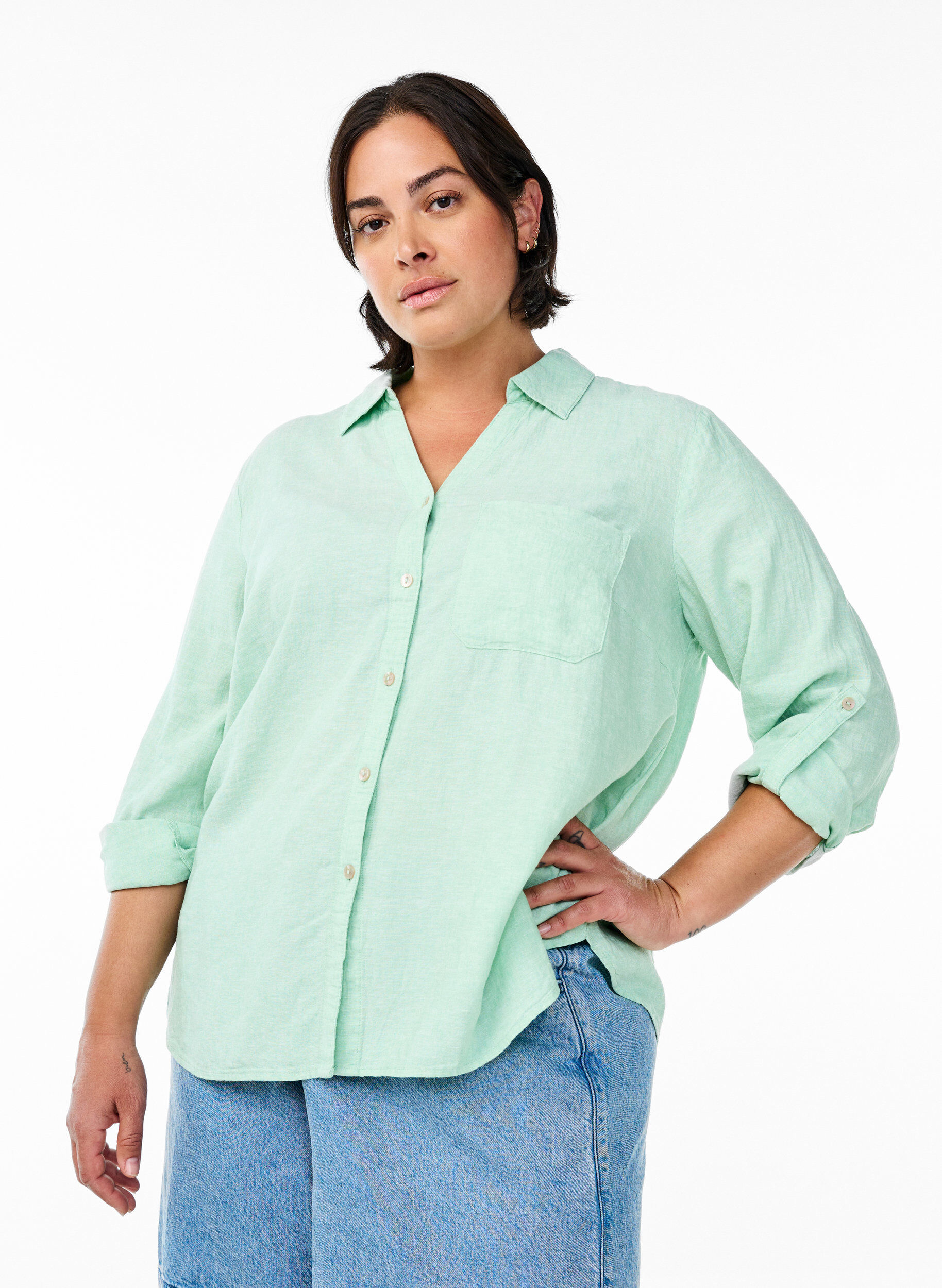 Bluse aus Leinen und Viskose mit 3/4-&Auml;rmeln, Gr&uuml;n, Model
