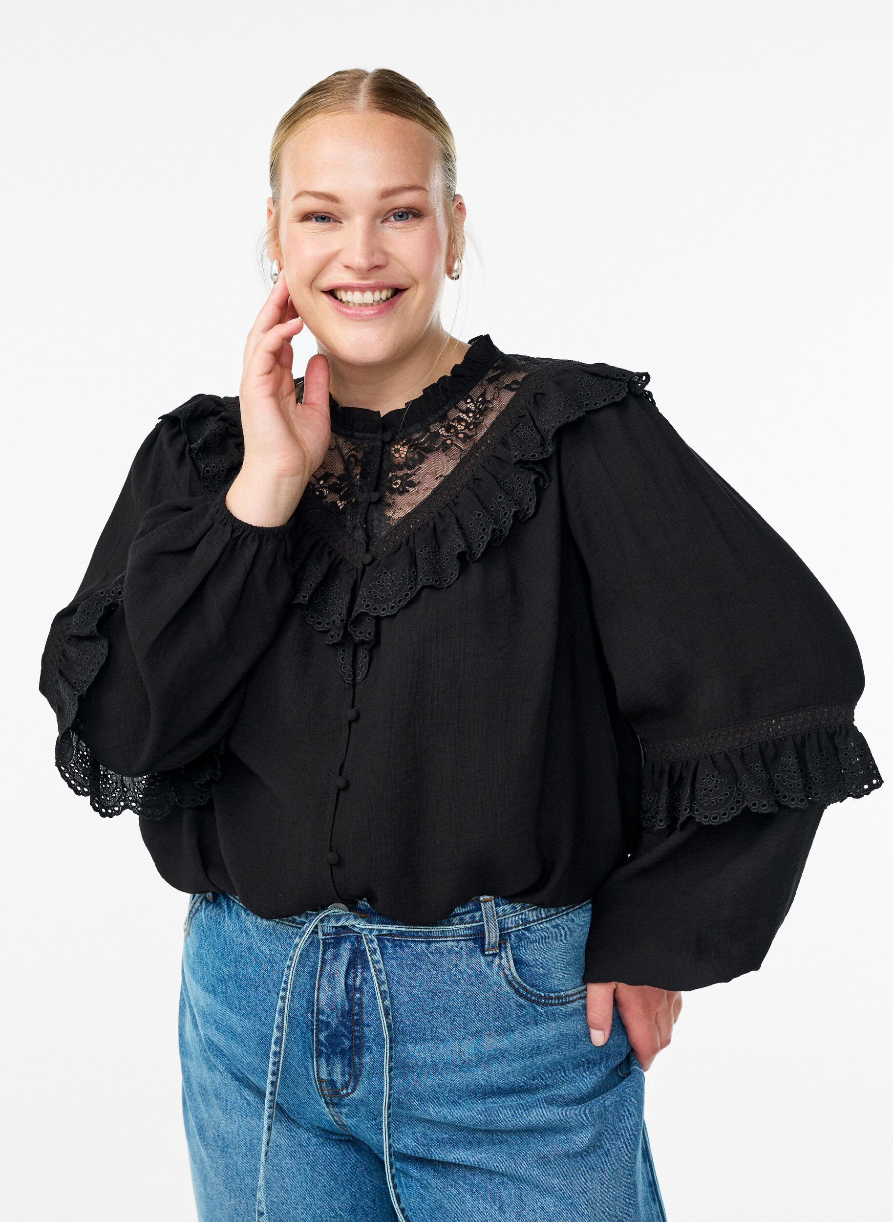 Bluse aus Viskose mit Spitze und R&uuml;schen, Schwarz, Model