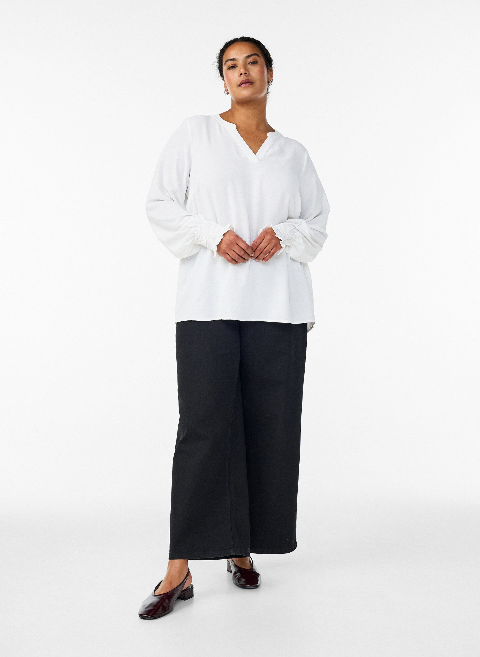 Zizzi Bluse mit Smockb&uuml;ndchen und V-Ausschnitt, Vanille, Model image number 1