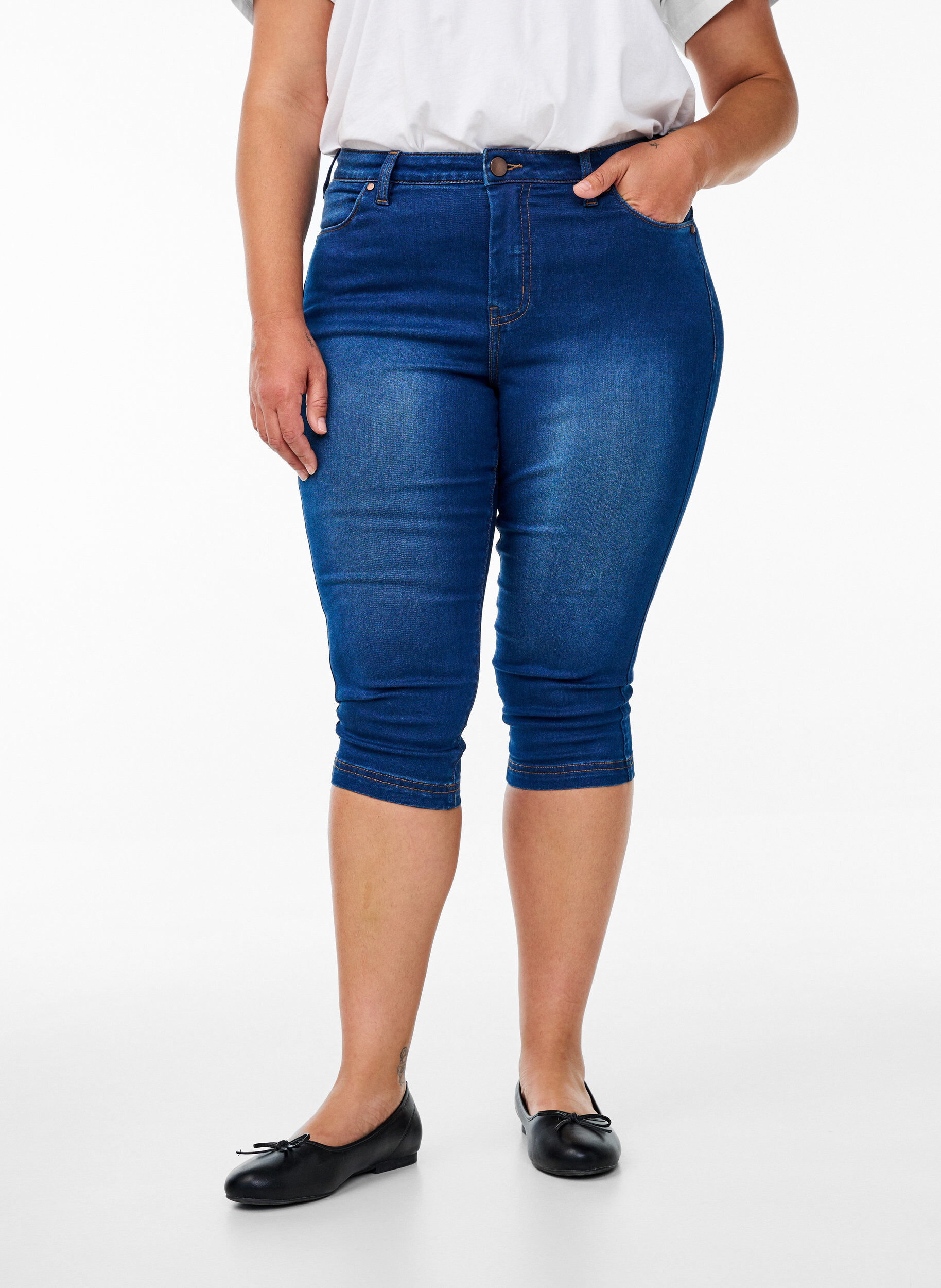 ZizziHoch taillierte Amy Capri Jeans mit Super Slim Fit, Blau, Model image number 2