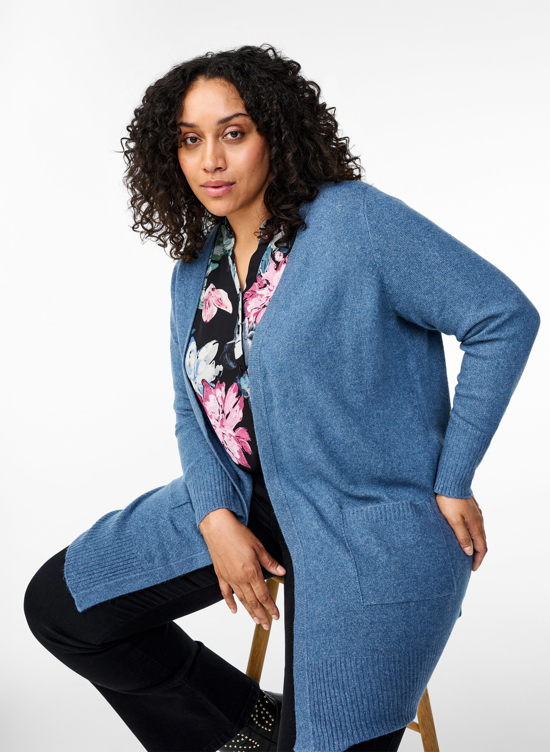 Zizzi Strickjacke mit Rippenstrick und Taschen, Blau, Image image number 0