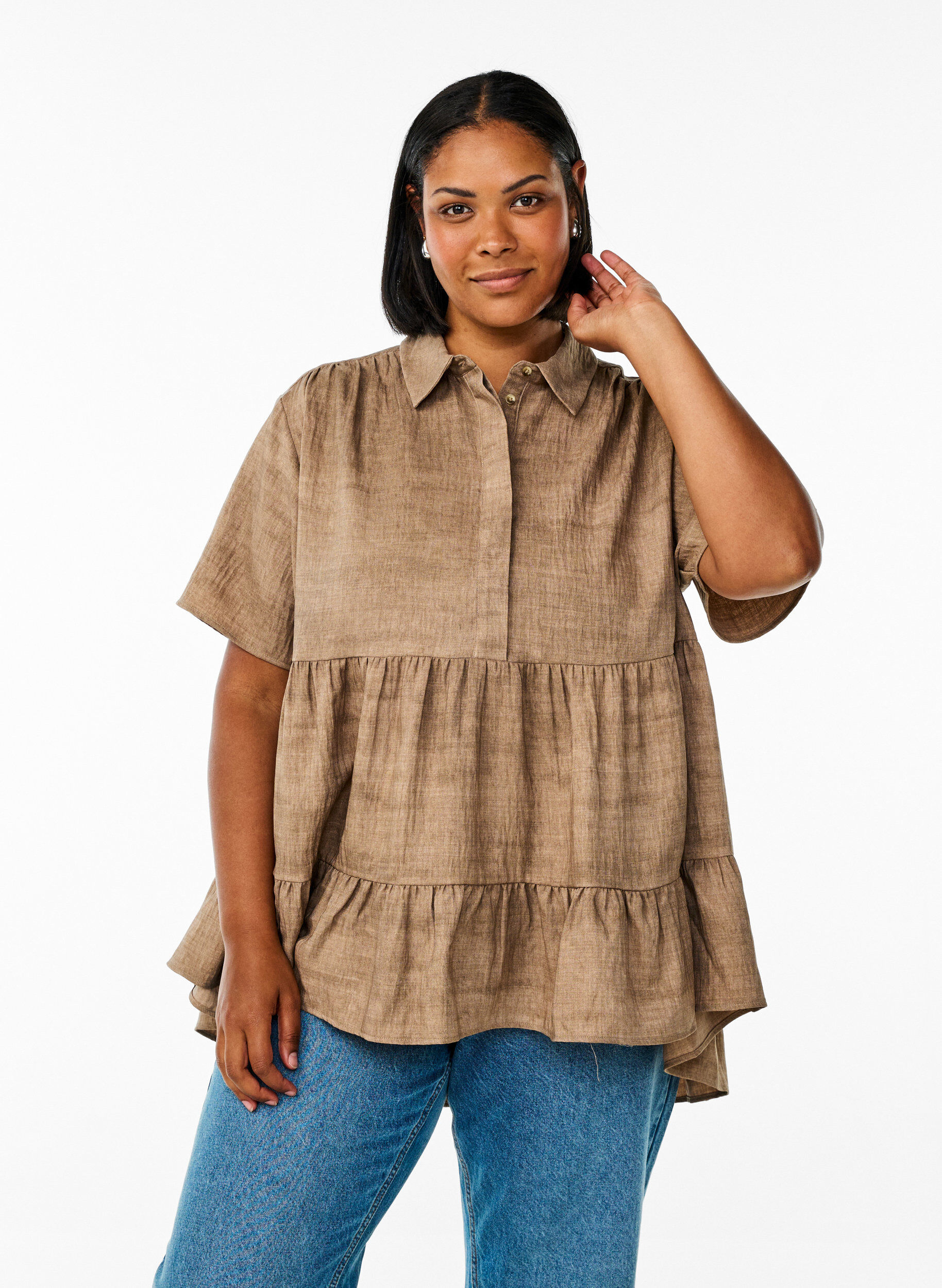 Lockere Bluse mit Kragen und Kn&ouml;pfen, Braun, Model