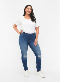 Super schlanke Sanna Jeans mit Zerstören, Blue denim, Model