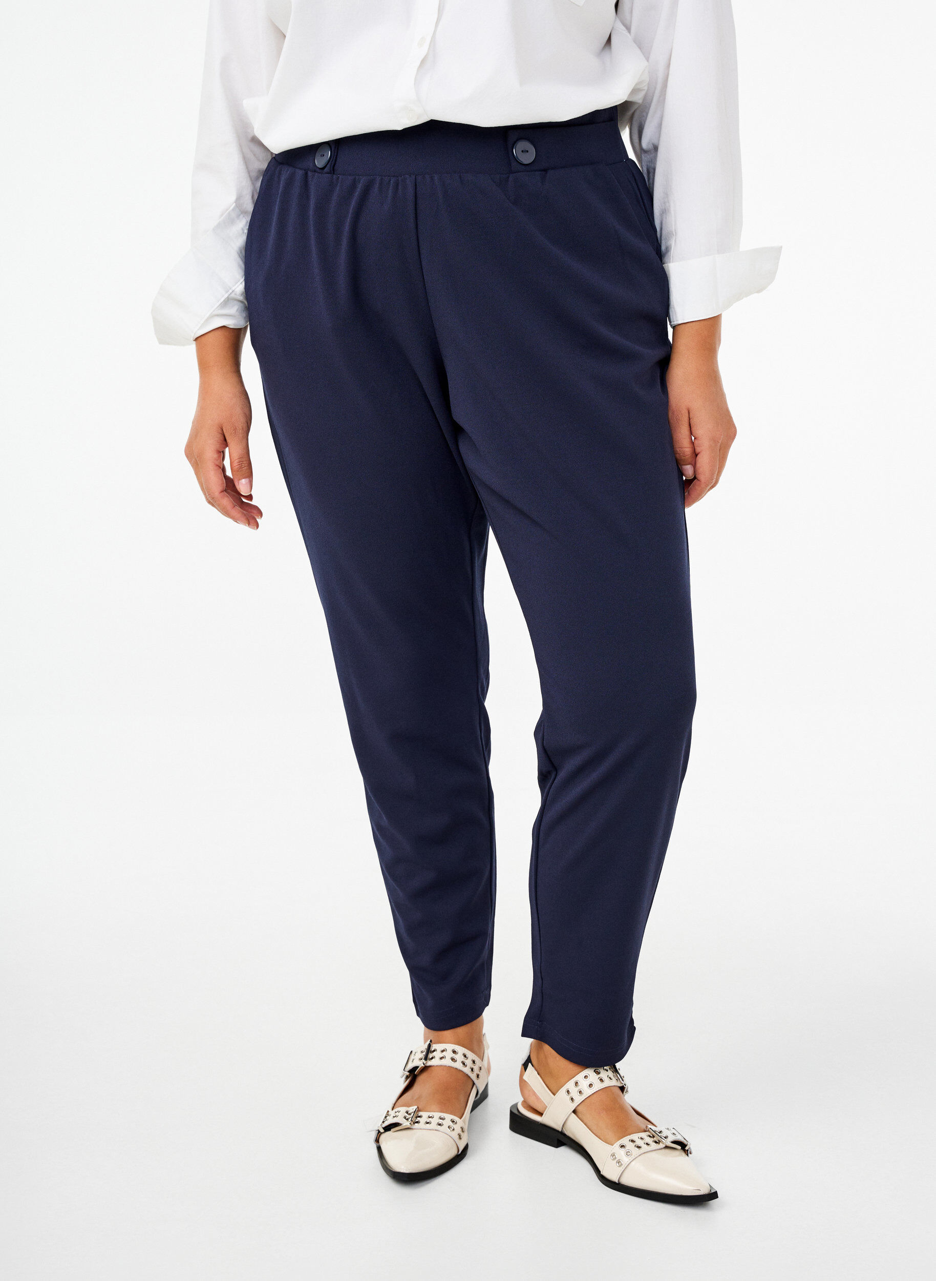 Zizzi Hose mit Taschen und Zierkn&ouml;pfen, Blau, Model image number 2