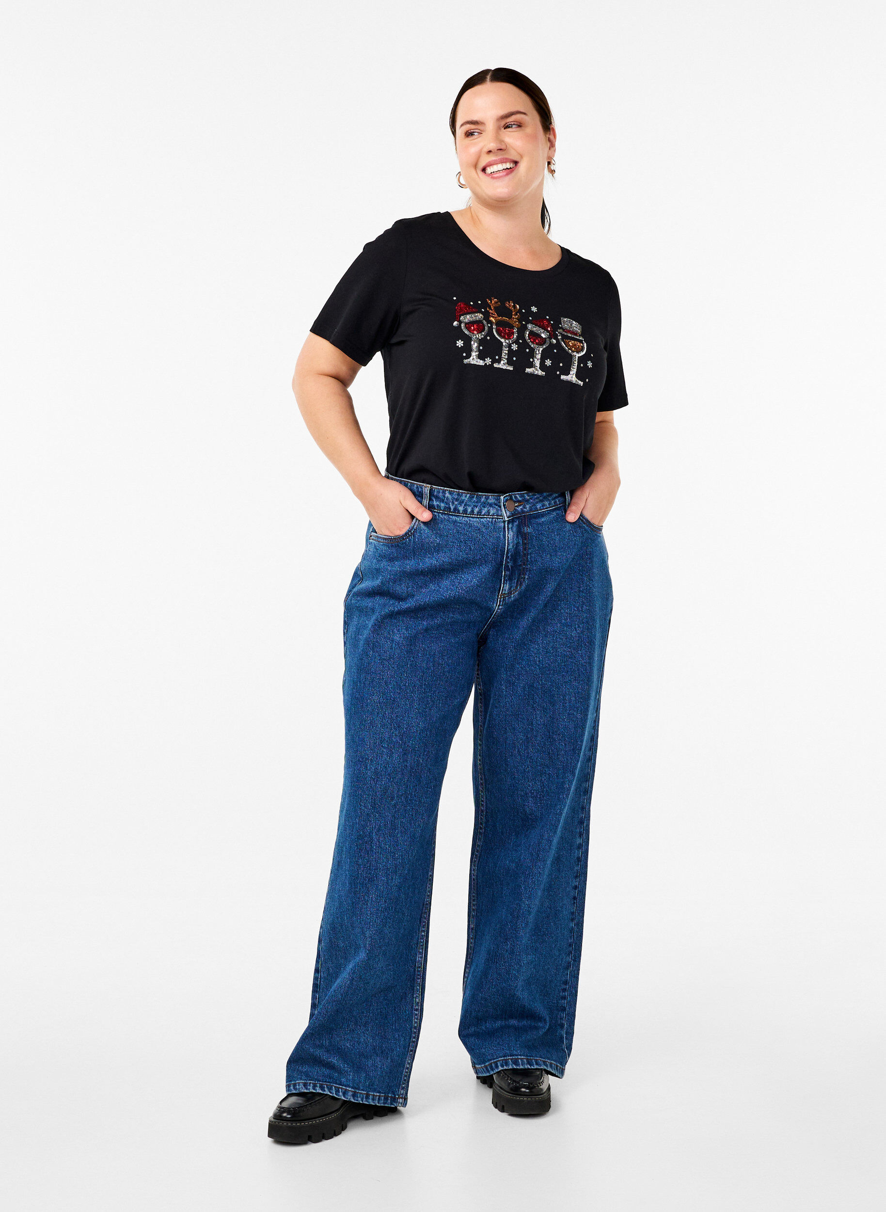 Zizzi Weihnachtliche T-Shirts aus 100% Baumwolle, Black w. Drinks, Model image number 2